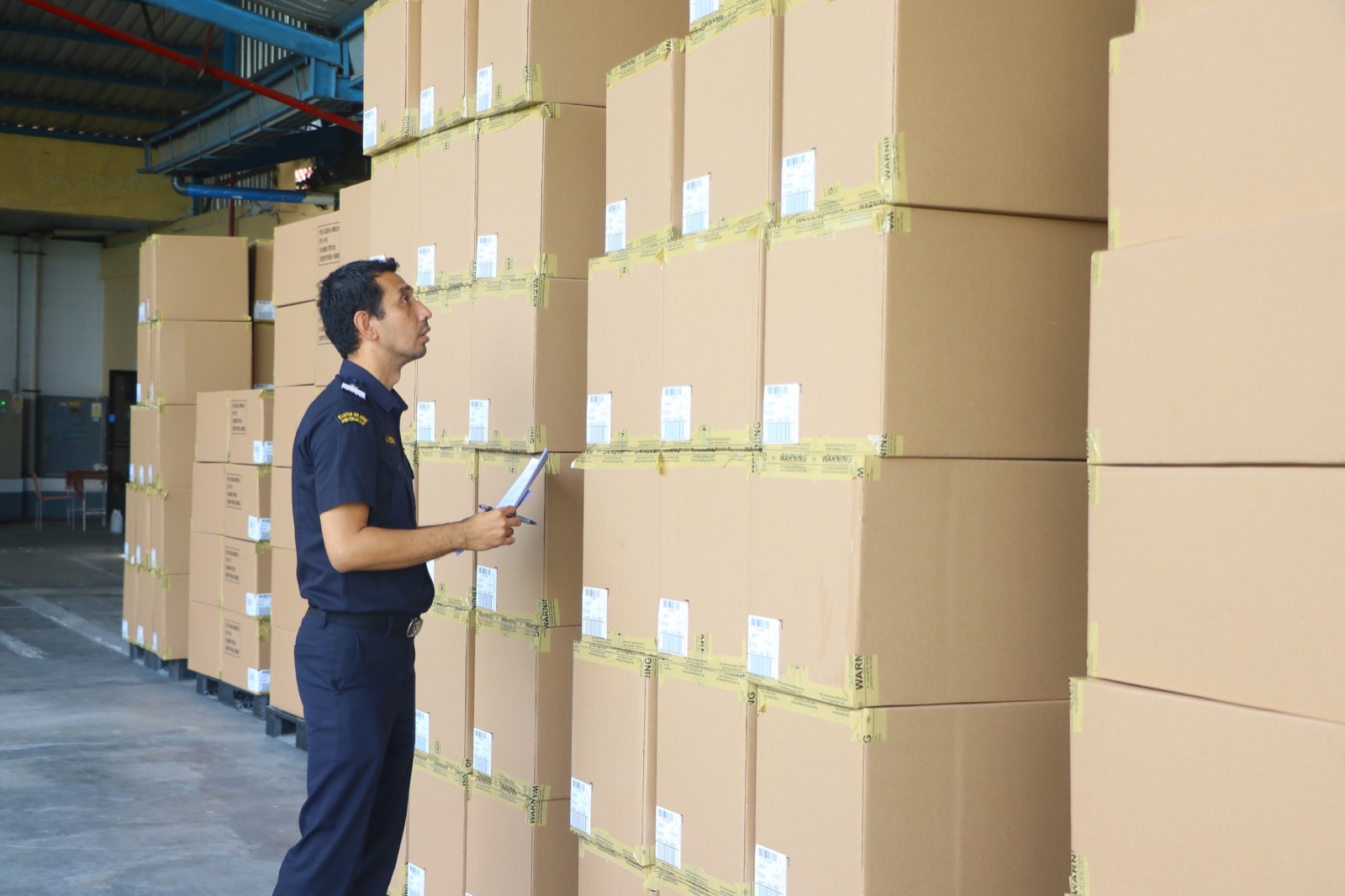 Petugas Bea Cukai memerikan barang-barang yang berisi model tas siap diekspor ke AS dan Kanada. 