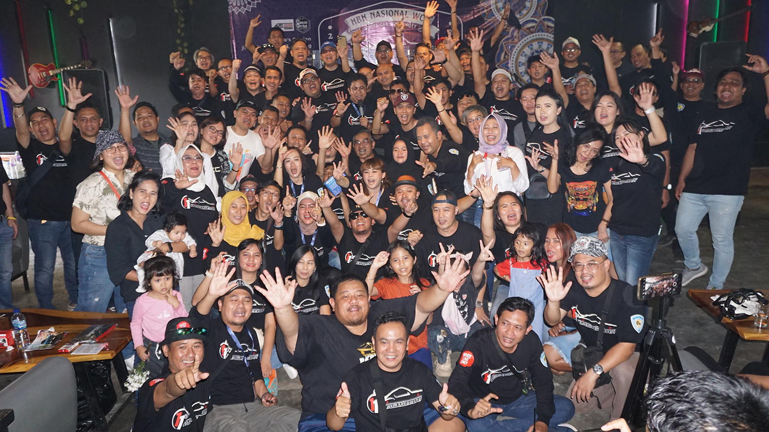 White Car Community Rayakan HUT Ke-11 Putihkan Kawasan Sentul