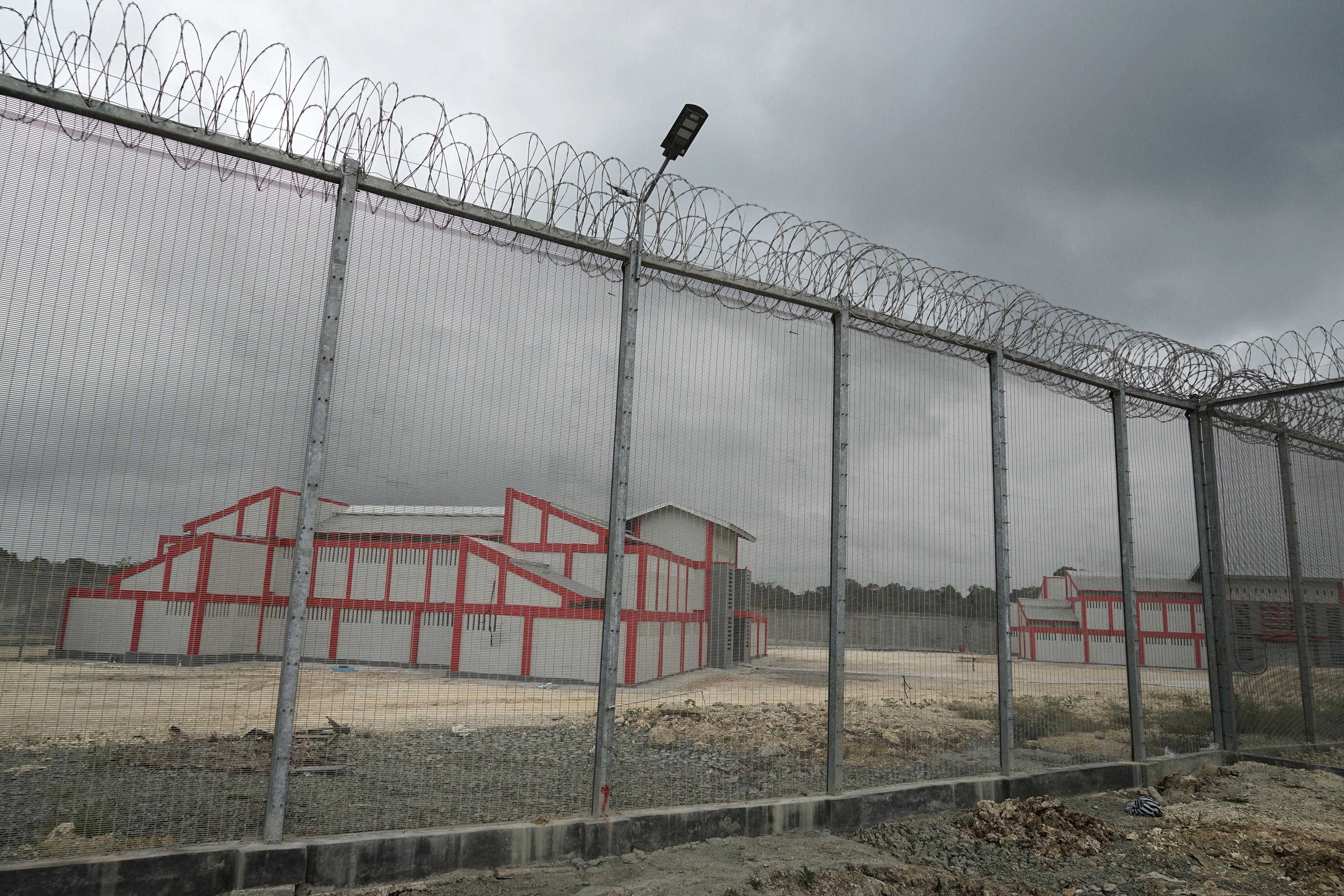 Bangunan Lapas yang telah siap difungsikan, terlihat dari luar pagar Lapas Kelas II-A Karanganyar, Pulau Nusakambangan, Cilacap, Jateng