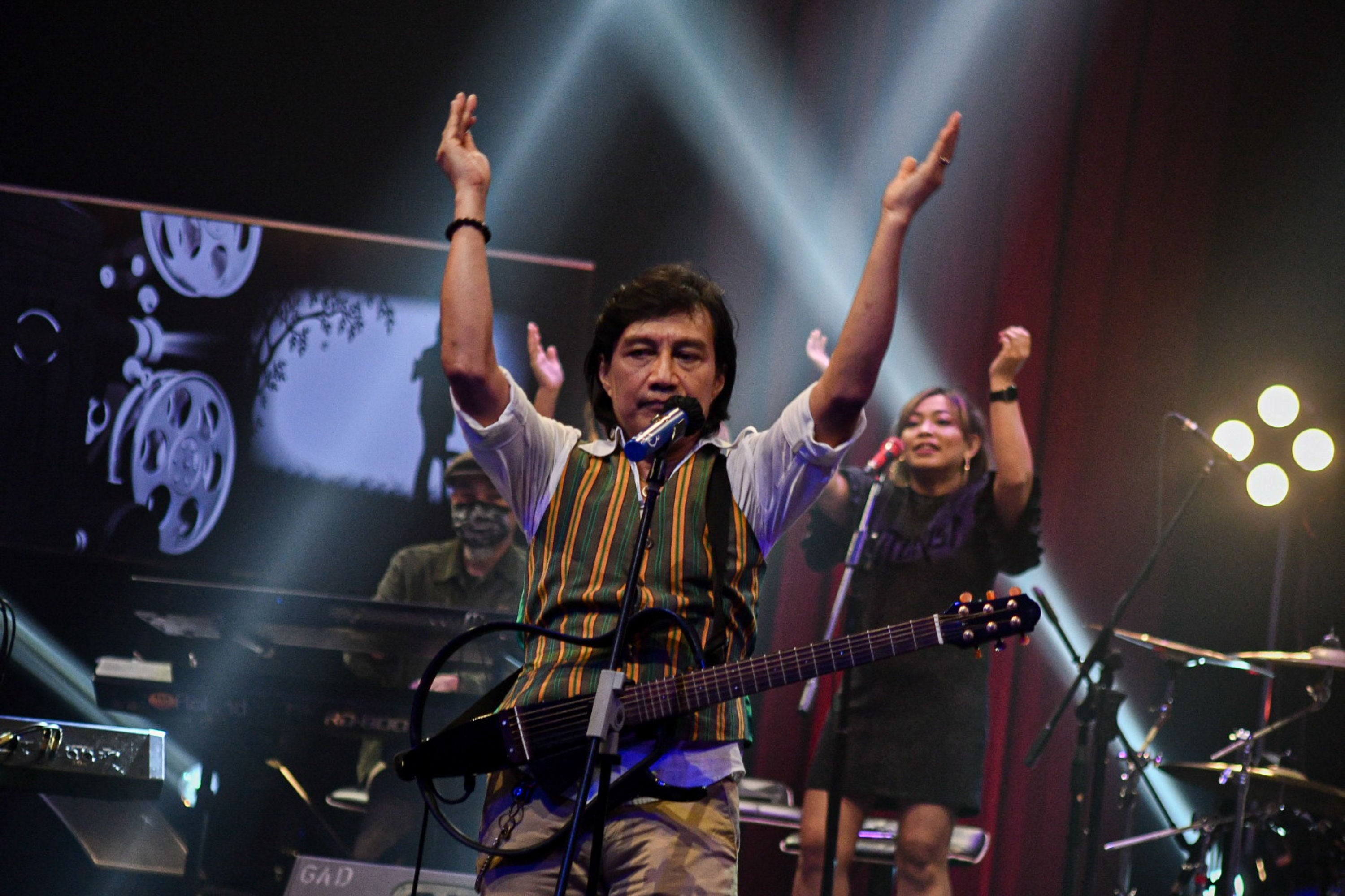 KLA Project dalam penampilan mereka di Grand Studio Metro TV, Jakarta, 2021.