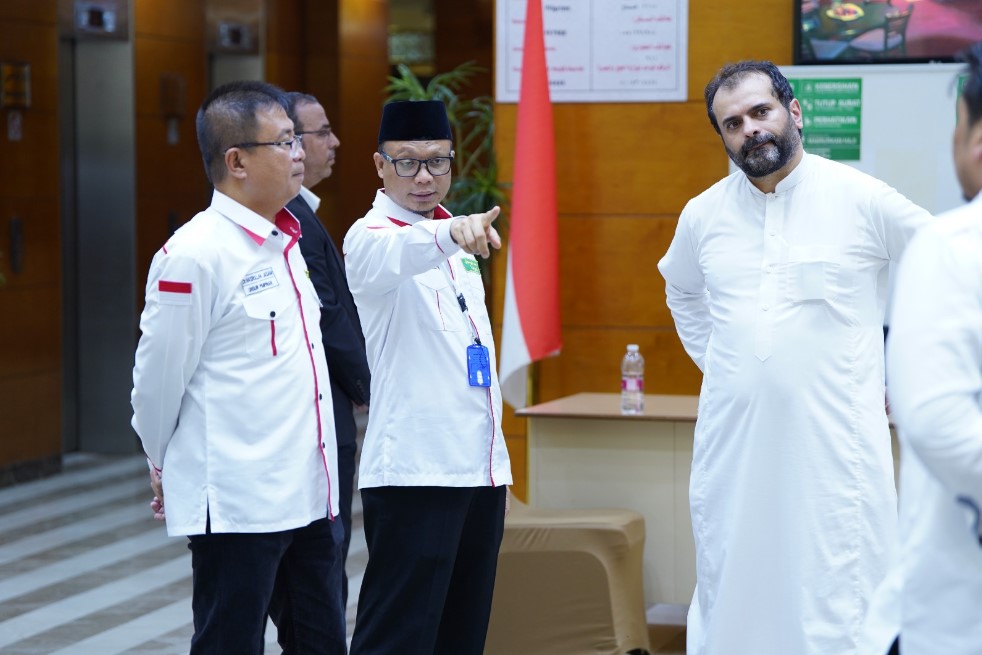 KETUA PPIH Arab Saudi 1444 H/2023 M Subhan Cholid (tengah) saat meninjau hotel di Makkah yang akan digunakan jemaah haji Indonesia.