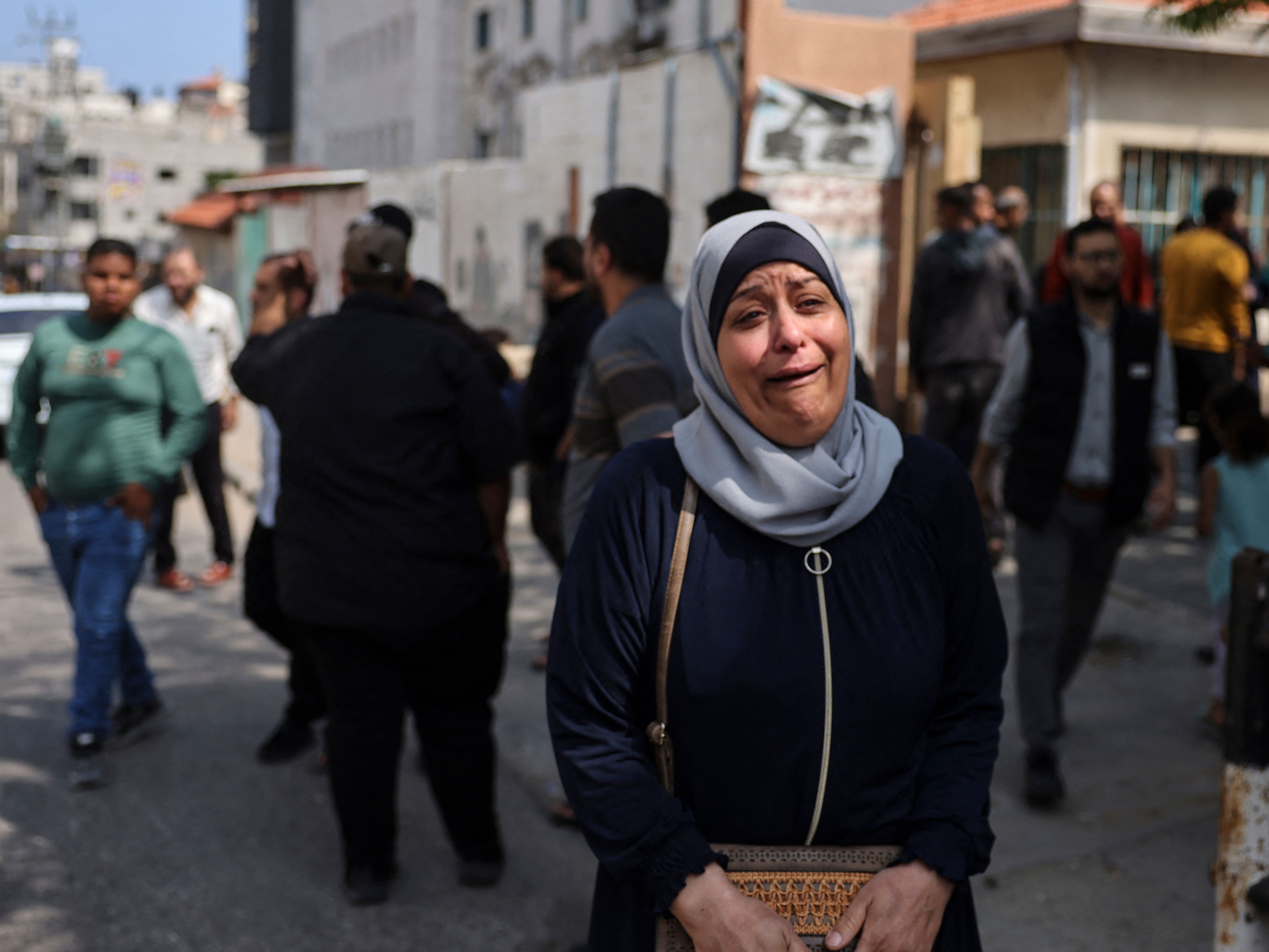 Seorang wanita Palestina berduka atas kematian kerabatnya dalam serangan udara Israel di Gaza dini hari.