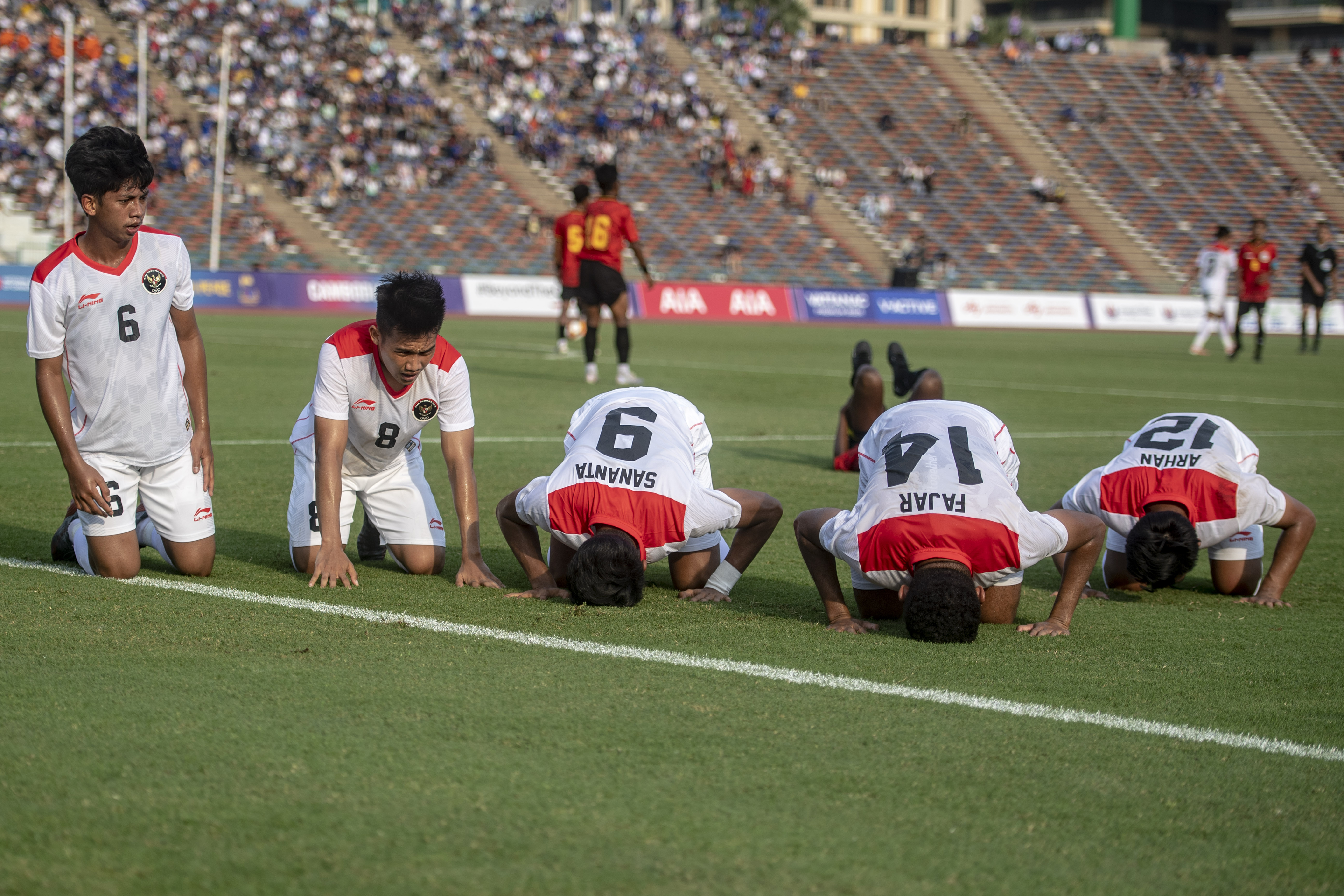 Pemain timnas U-22 melakukan sujud sukur usai membobol gawang Timor Leste