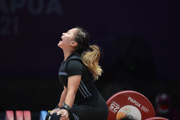 Atlet angkat besi Indonesia Juliana Klarisa raih emas di SEA Games 2023.