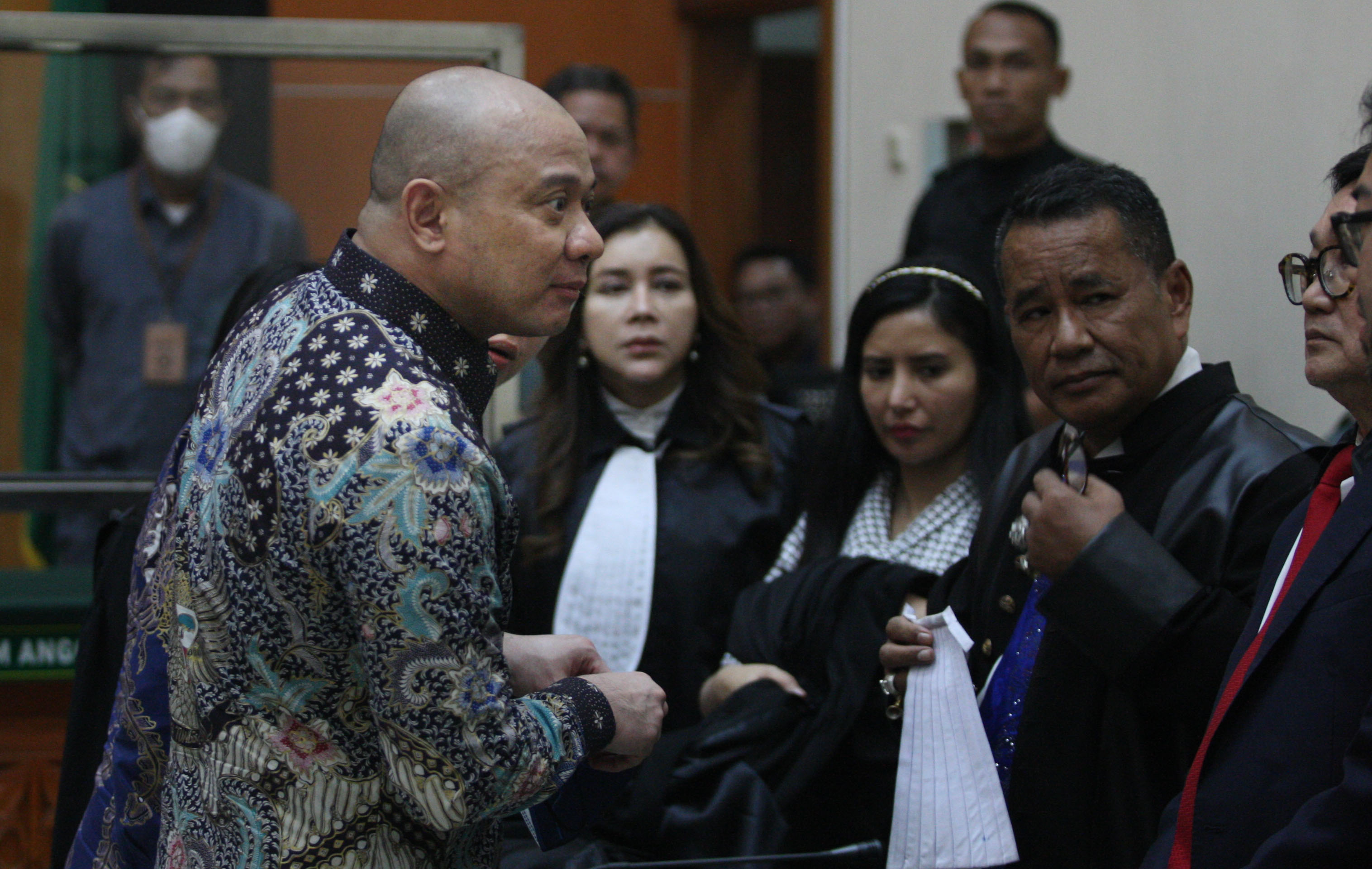 Terdakwa mantan Kapolda Sumatera Barat Irjen Teddy Minahasa (kiri) berdiskusi dengan tim pengacaranya seusai mendengarkan pembacaan vonis 