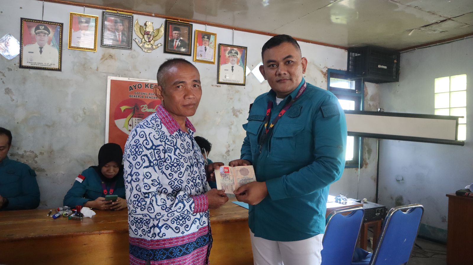 Kepala Seksi Teknologi dan Informasi Keimigrasian Kantor Imigrasi Kelas II TPI Entikong. Sigit Adikya Putra (kanan).