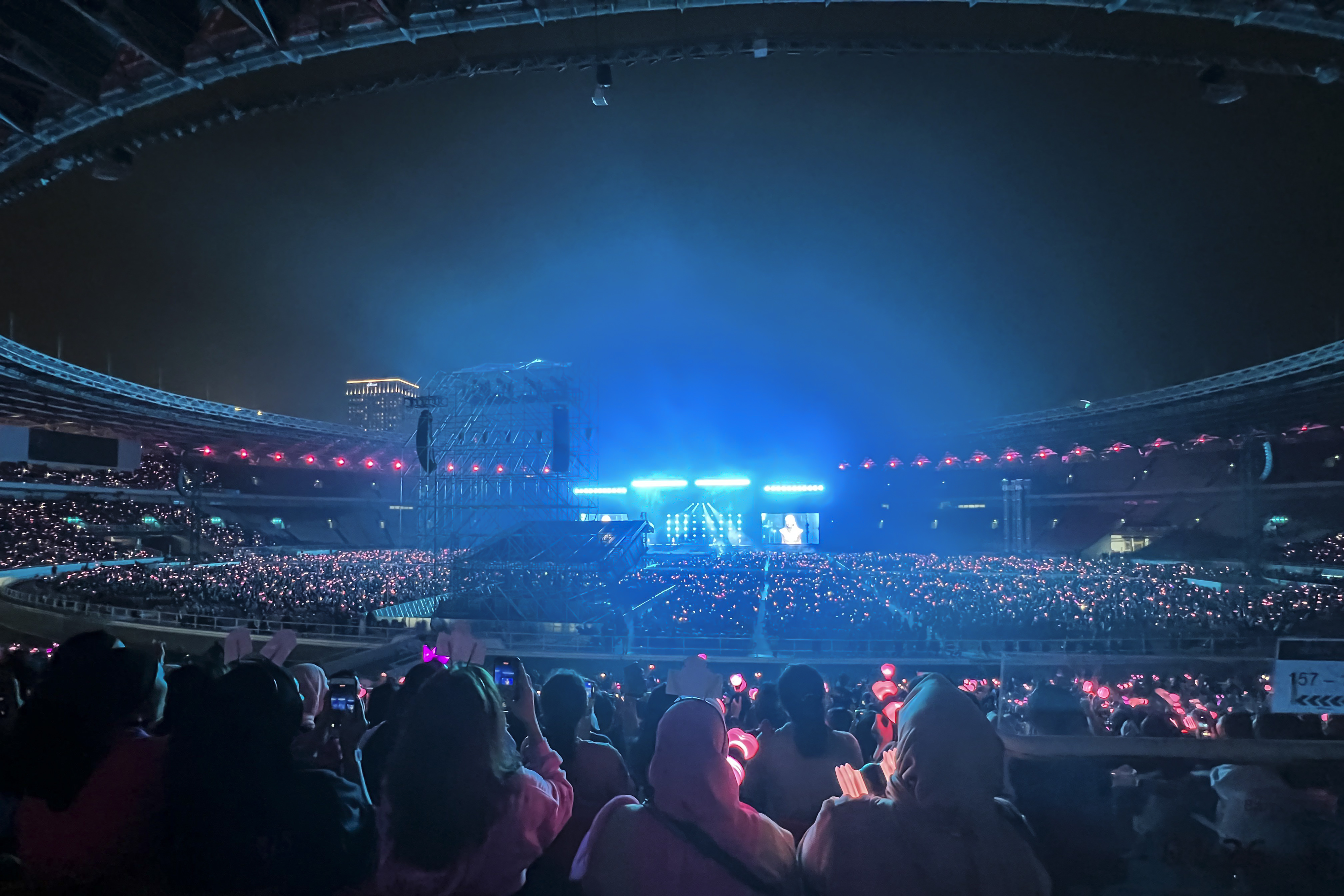 Penonton menyaksikan konser Blackpink di Gelora Bung Karno, Jakarta.