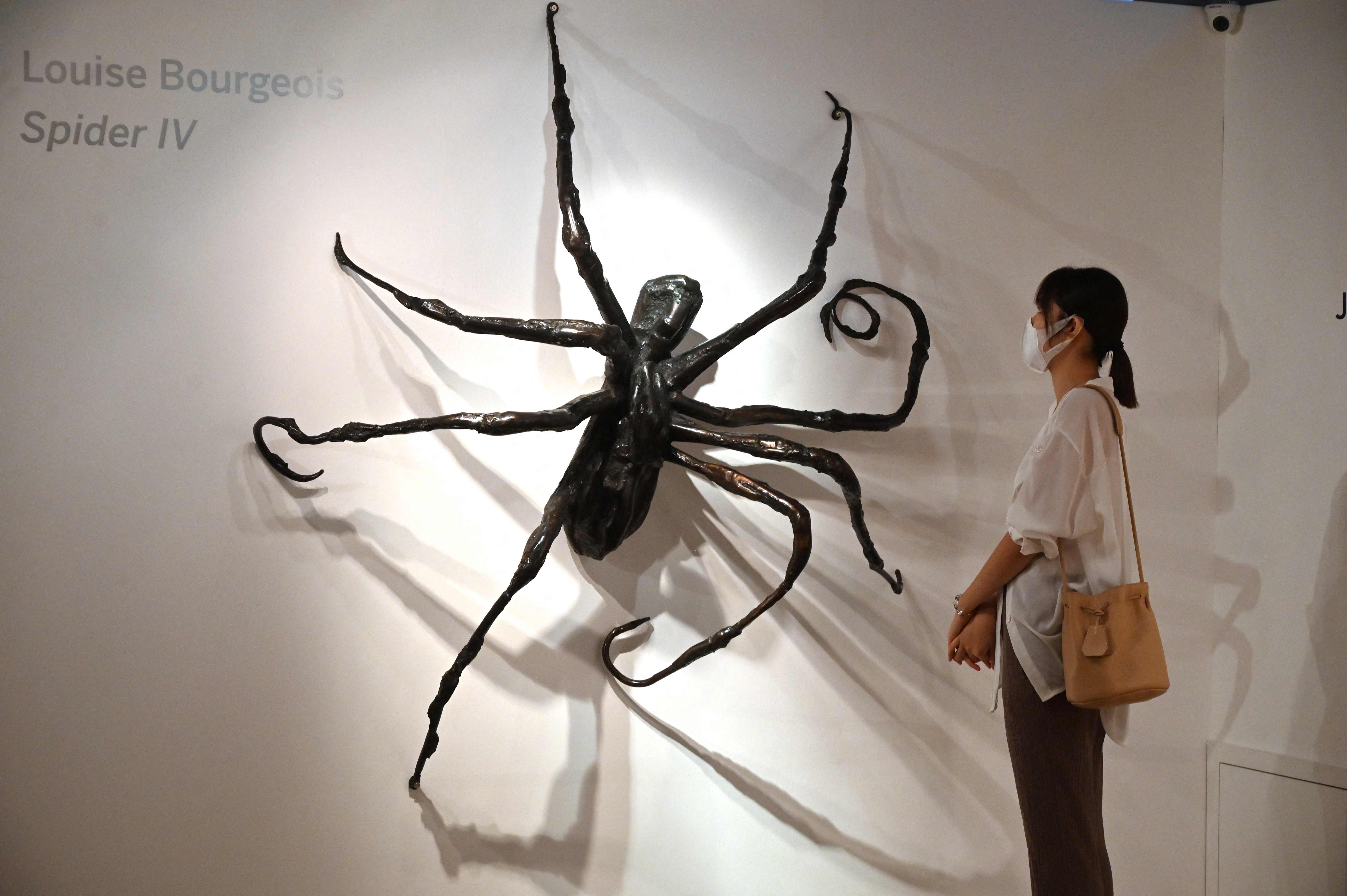salah satu patung laba-laba karya Louise Bourgeois