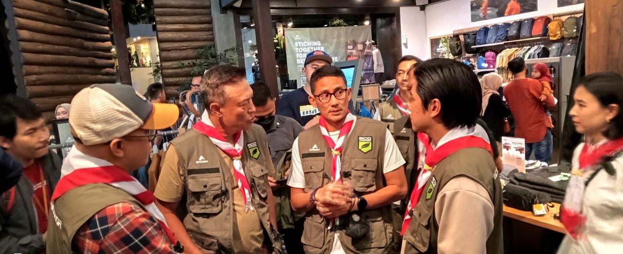 Menteri Pariwisata dan Ekonomi Kreatif Sandiaga Uno mengunjungi Toko Eiger di Jalan Sumatra, Kota Bandung