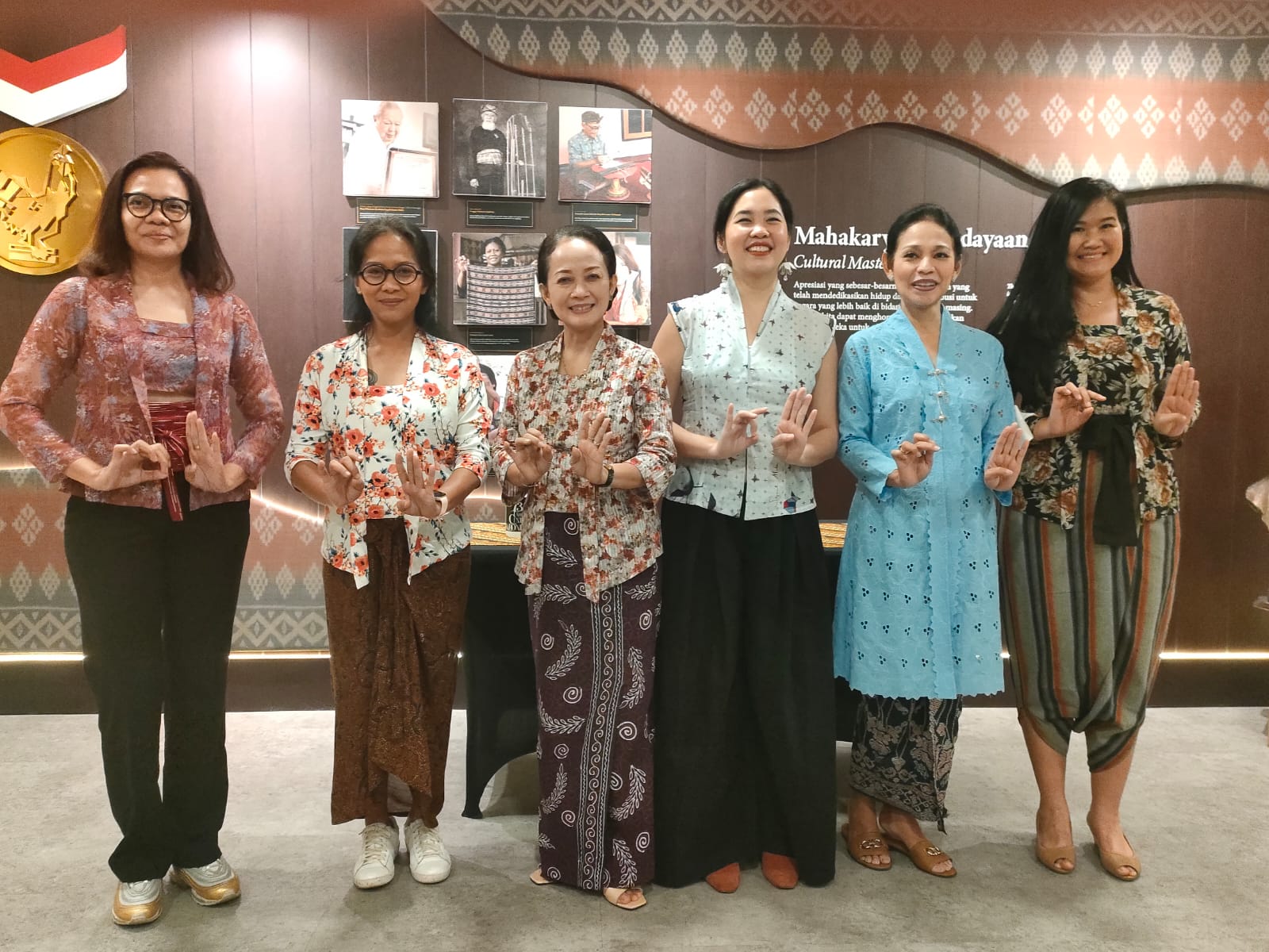 Para penitia Festival Bedhayan III berfoto bersama setelah konferensi pers.