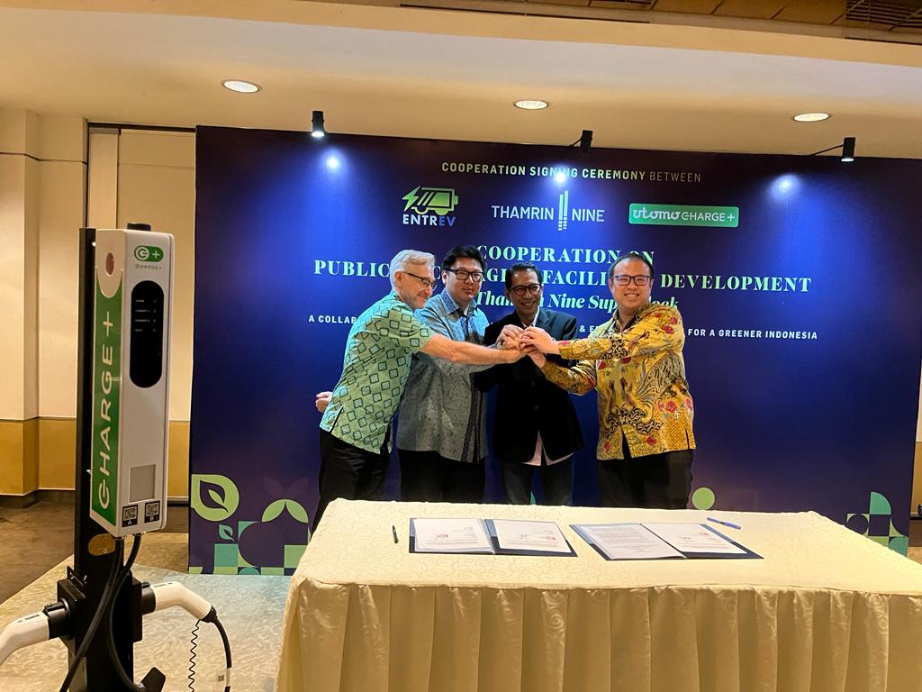 penandatanganan MoU antara  PT Wisma Kartika, PT Utomo Chargeplus Indonesia, dan UNDP di Jakarta, Jumat (12/5).