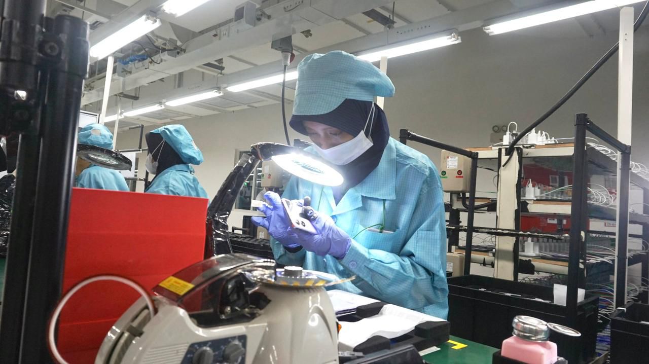 Suasana di pabrik Oppo Indonesia di kawasan industri Bayur, Priuk Jaya, Priuk, Tangerang, Banten.