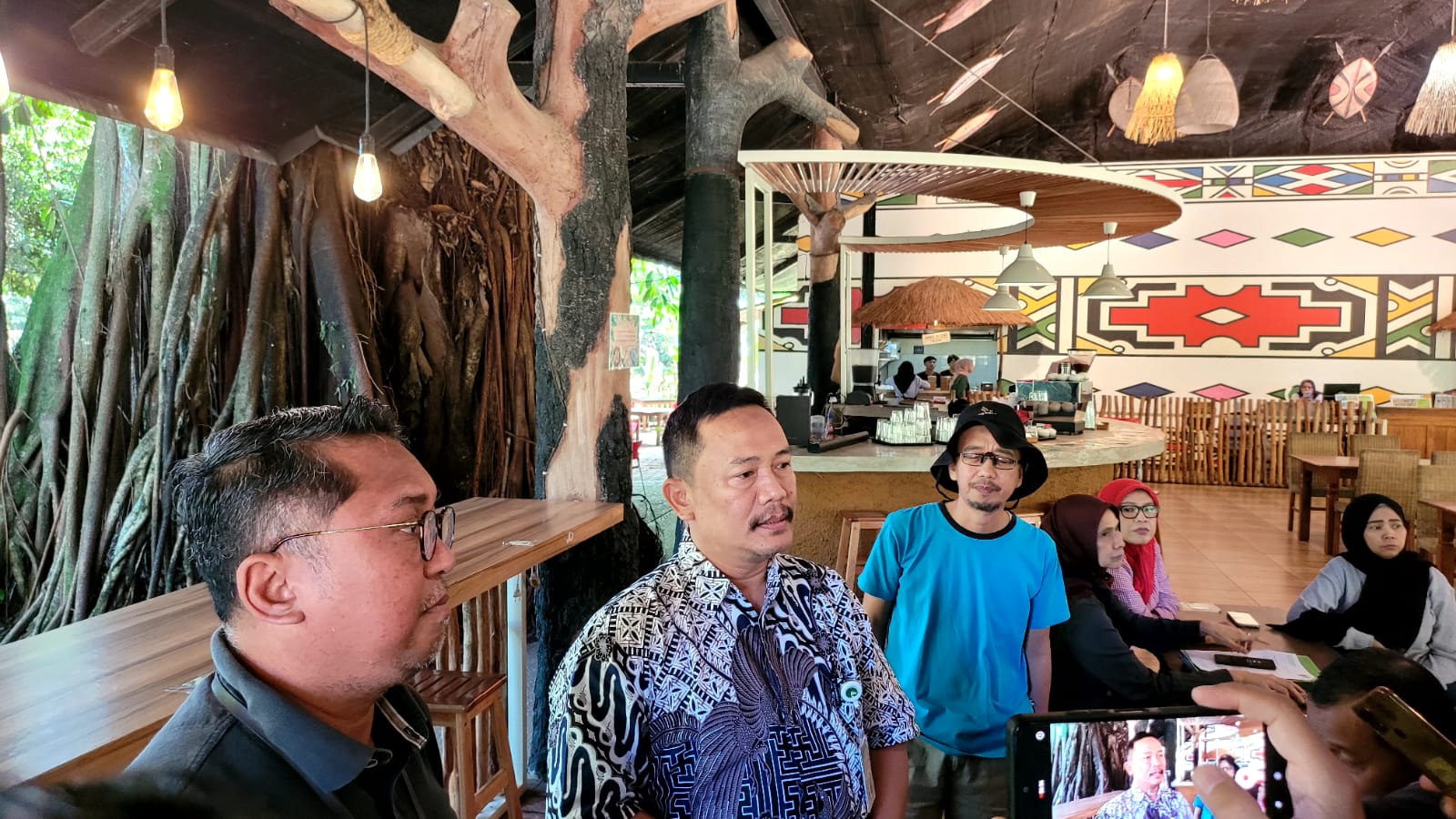 Manajemen Bandung Zoo menemui sejumlah warga yang menjadi korban penipuan