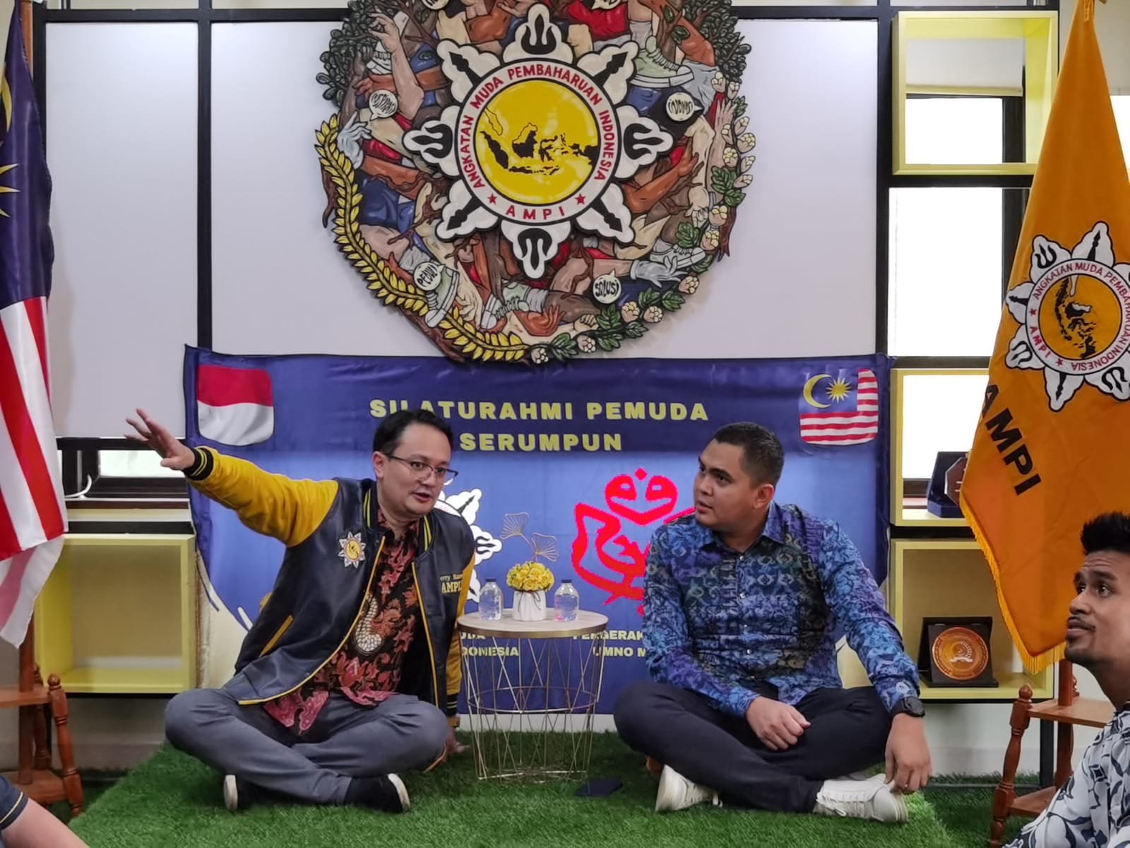 Ketua Umum DPP AMPI Jerry Sambuaga (kiri) bersama Ketua Umum Pergerakan Pemuda UMNO Akmal Saleh.