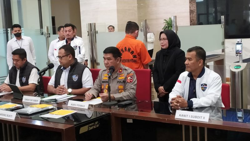 Bareskrim Polri membeberkan kronologi kasus Peneliti brin Andi Pangerang di Kantor Bareskrim, Jakarta, Senin (1/5).