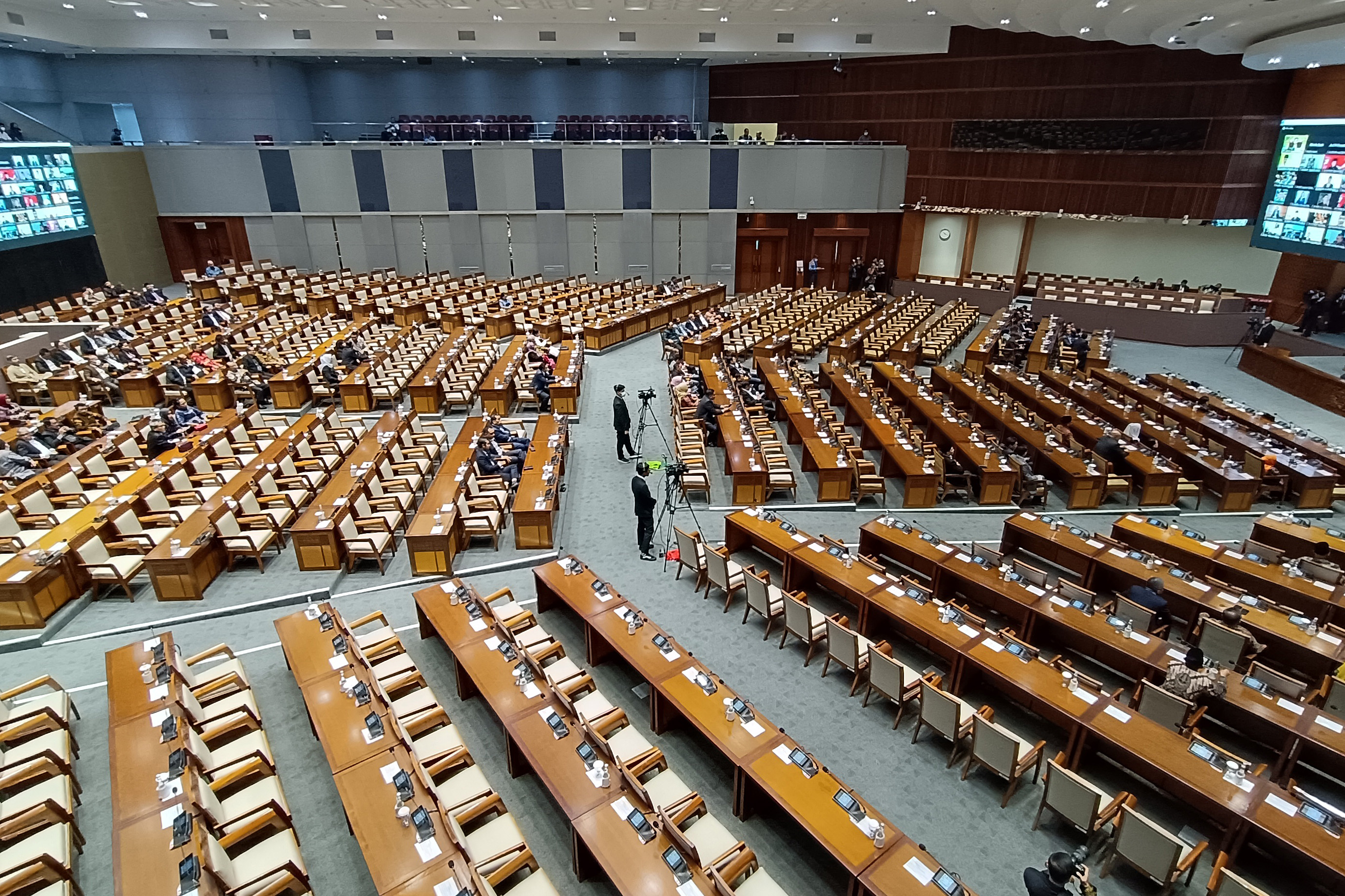 Anggota dewan mengikuti rapat paripurna pembukaan masa sidang V tahun 2022-2023