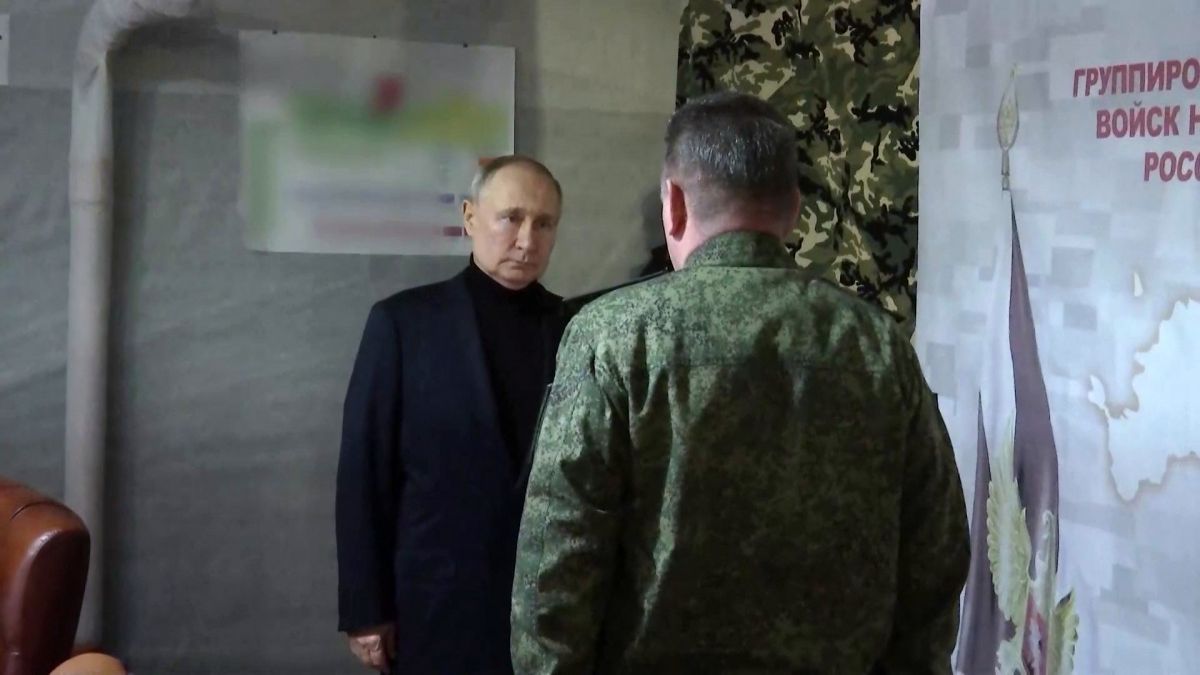 PRESIDEN Rusia Vladimir Putin mengunjungi markas militer di Luhanks dan Kherson, Ukraina, 18 April 2023. 