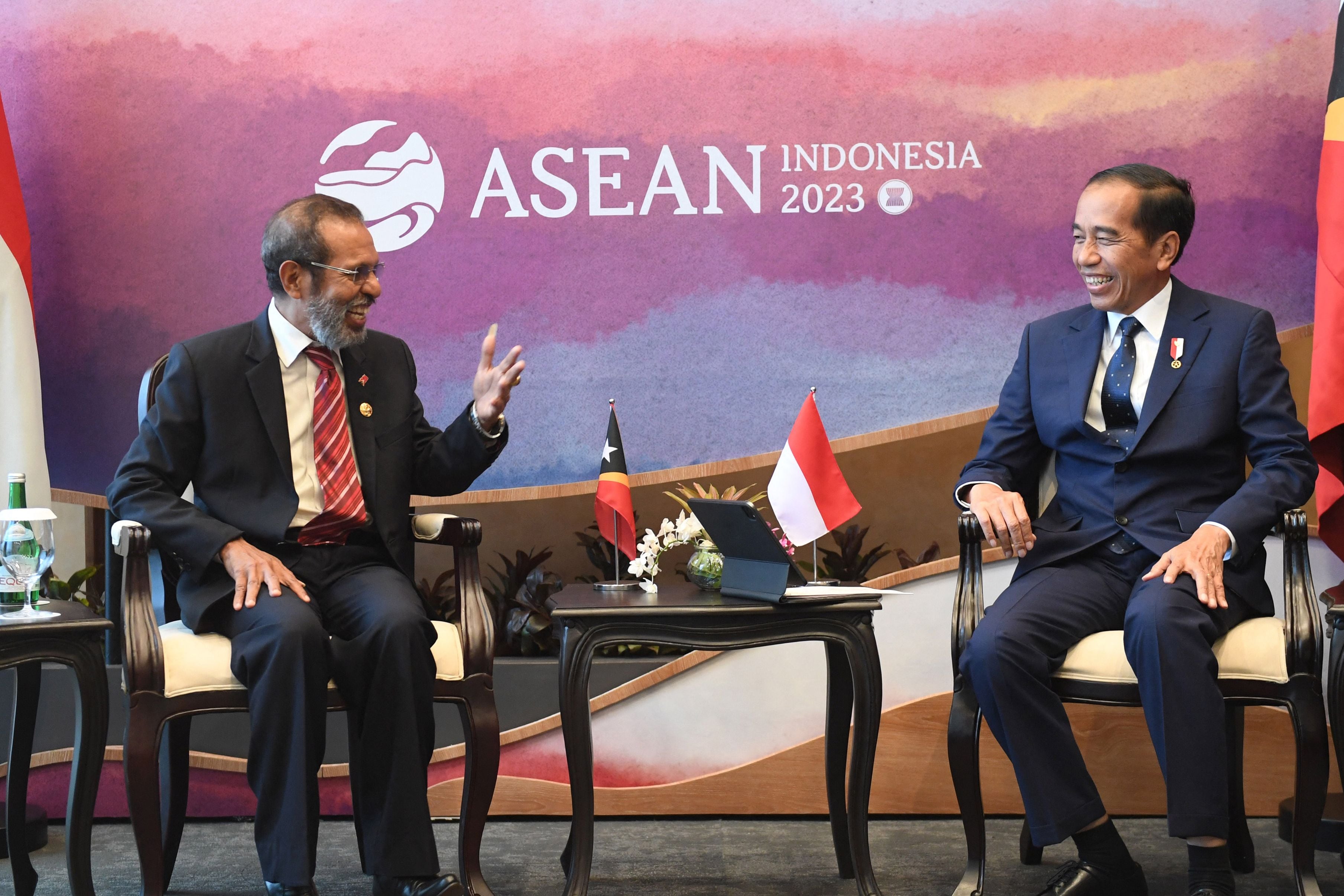 Presiden Joko Widodo berbincang dengan PM Timor Leste Taur Matan Ruak di sela KTT ASEAN