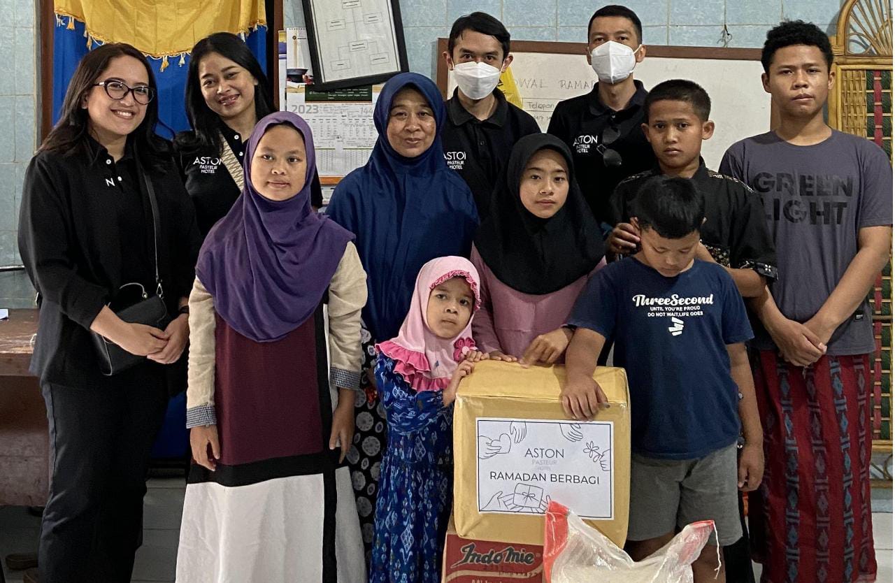 Manajemen Aston Pasteur Bandung bersama anak-anak panti asuhan
