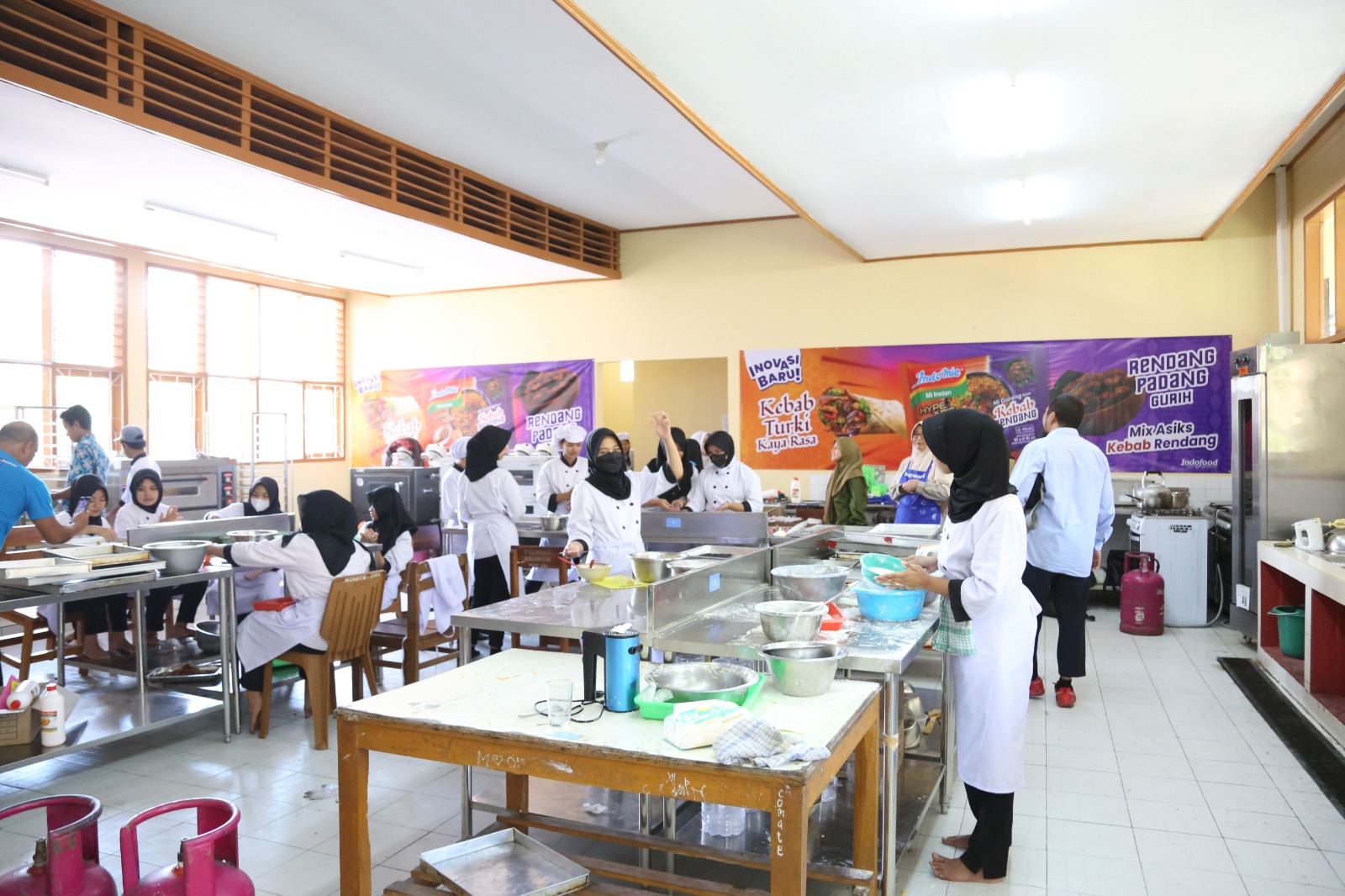 Bersama Bogasari, SMKN 3 Sukabumi Cetak Omzet Penjualan Kue Mencapai Rp300 Juta