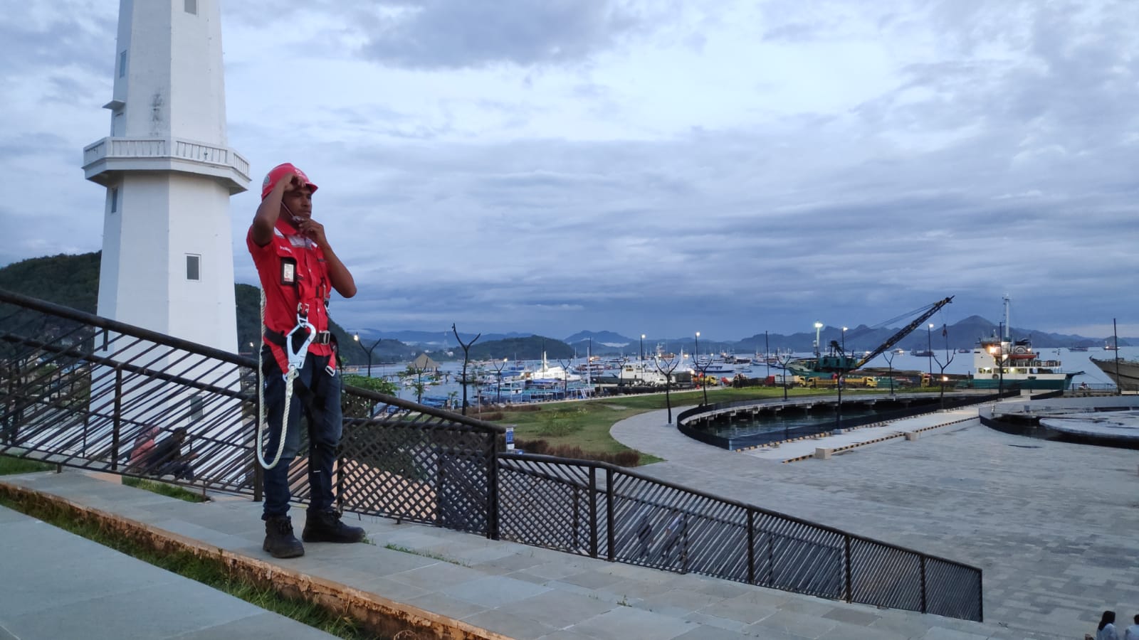 Petugas memastikan keandalan jaringan Telkom saat pelaksanaan KTT Asean di Labuan Bajo.