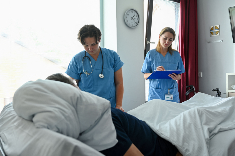 Apa bedanya perawat praktisi dan perawat? 