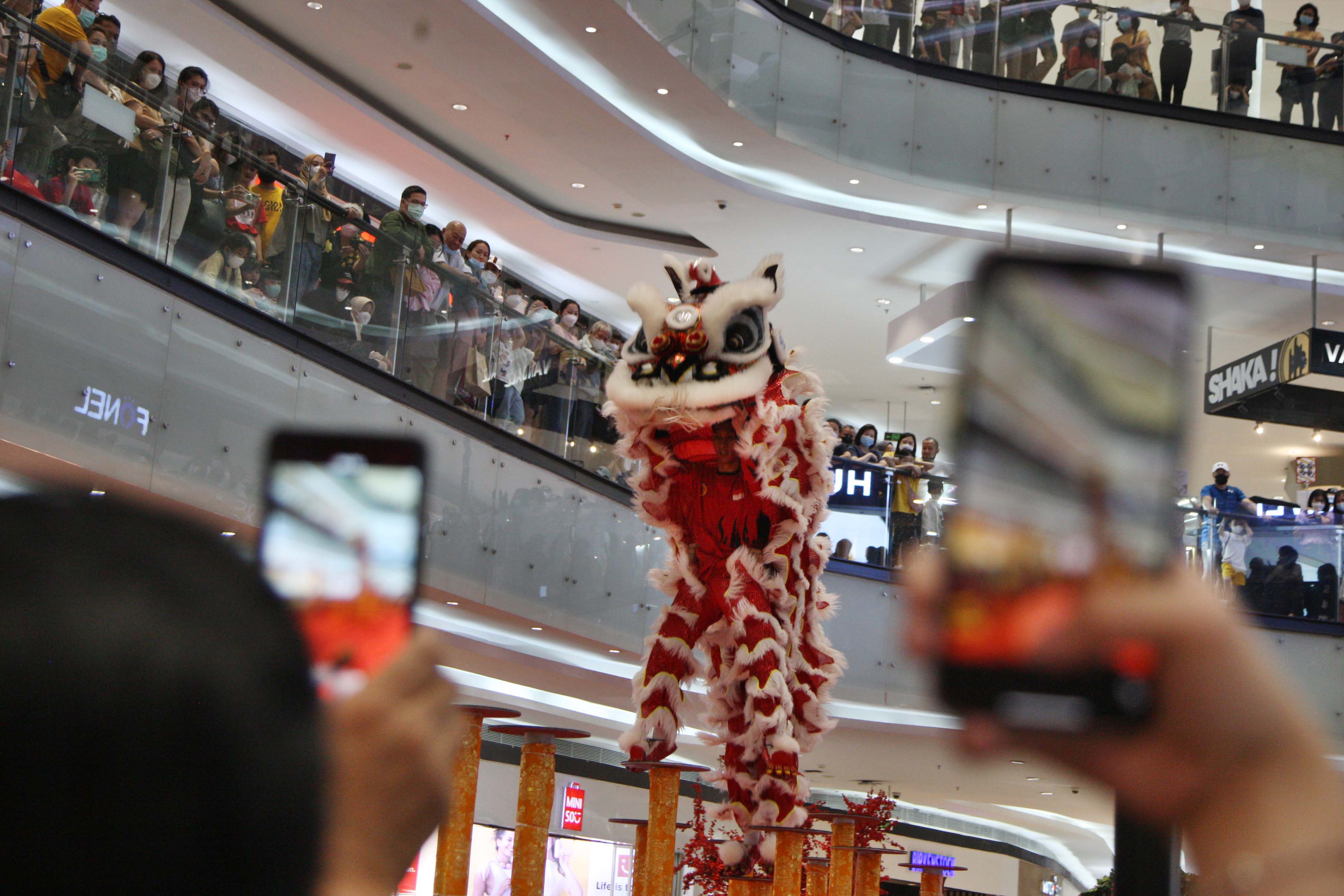 Pengunjung Lippo Mal Puri, Jakarta Barat  menikmati aksi barongsai .