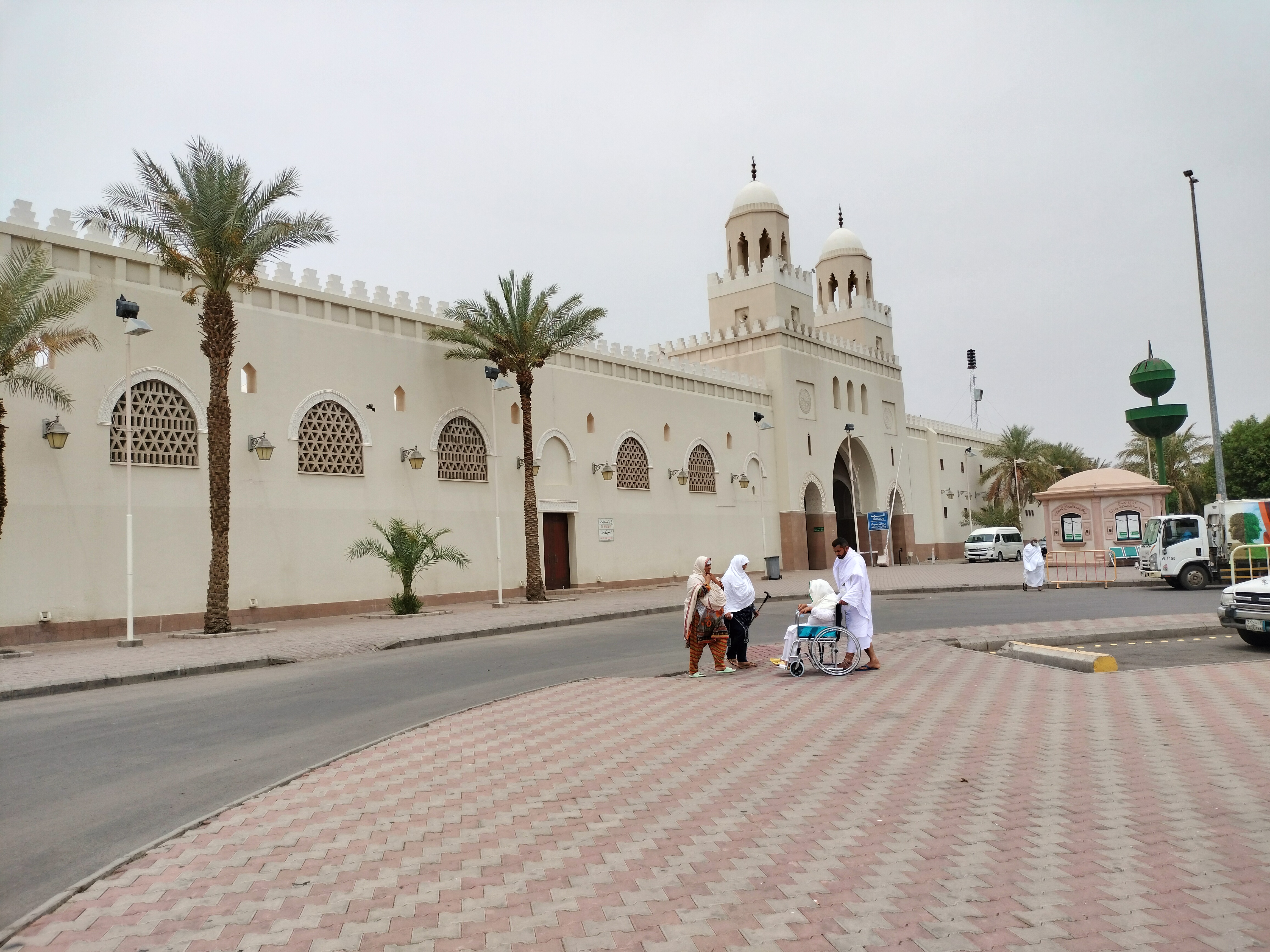 Suasana kompleks Masjid Bir Ali, tempat jemaah Indonesia mengambil miqat untuk berihram.