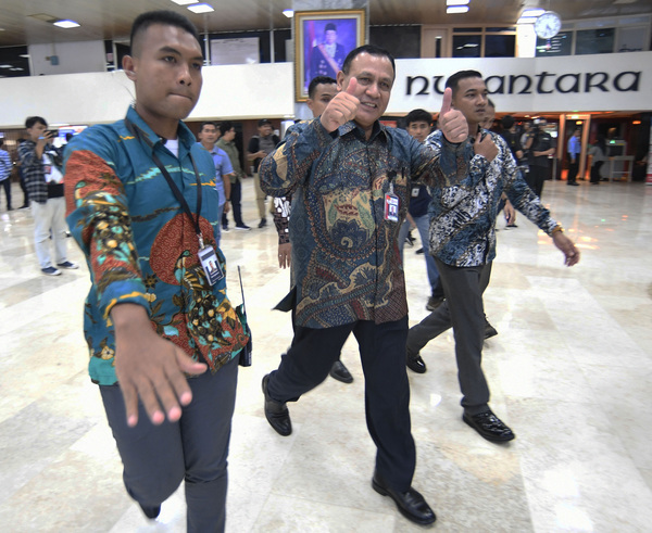 Ketua KPK Firli Bahuri (tengah).