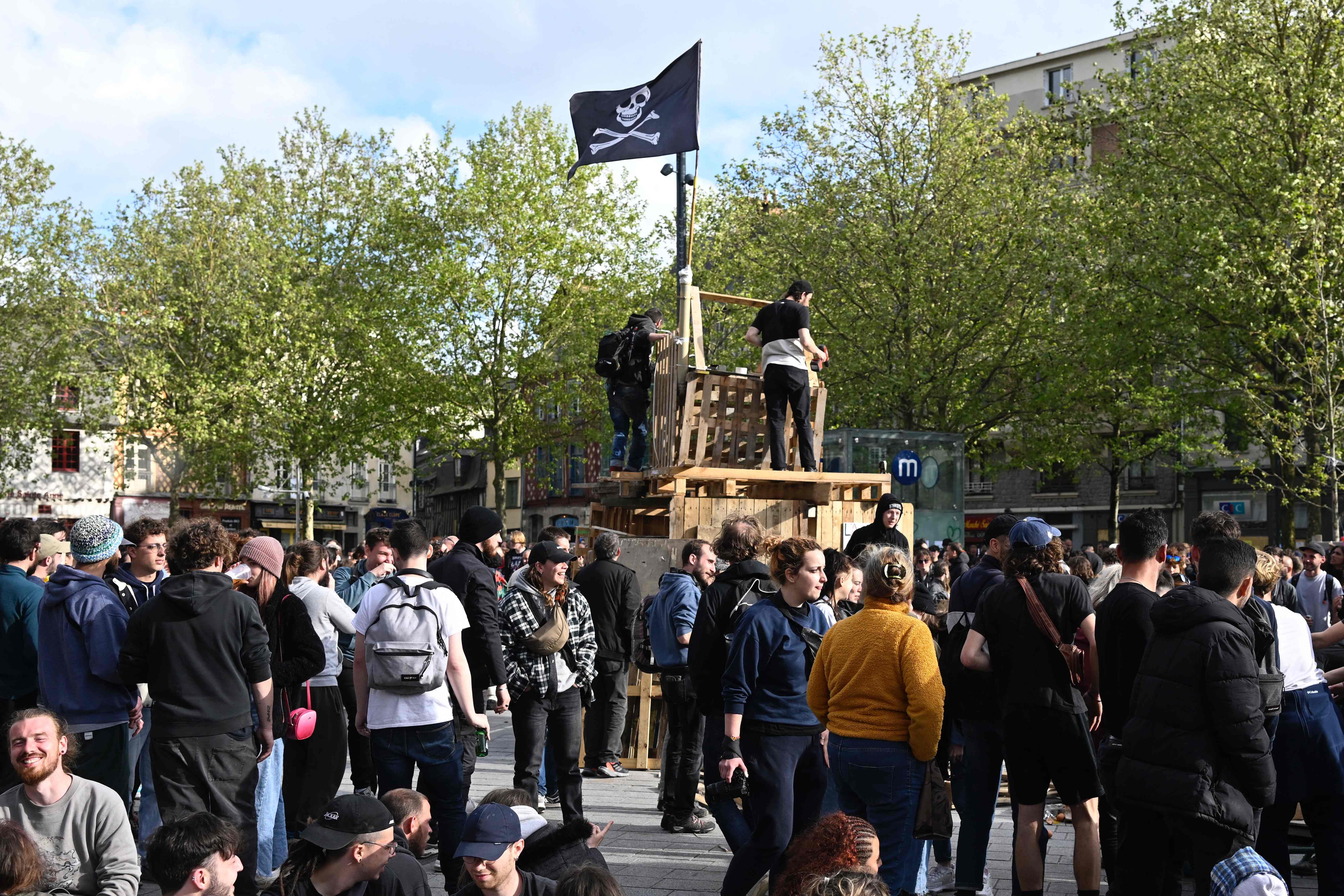 Para pengunjuk rasa berkumpul di Rennes, Prancis pada perayaan Hari Buruh, Senin (1/5).