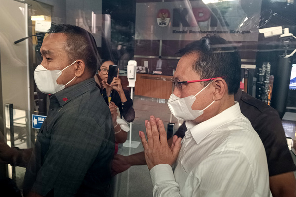 Sekretaris Mahkamah Agung (MA) Hasbi Hasan (baju putih).