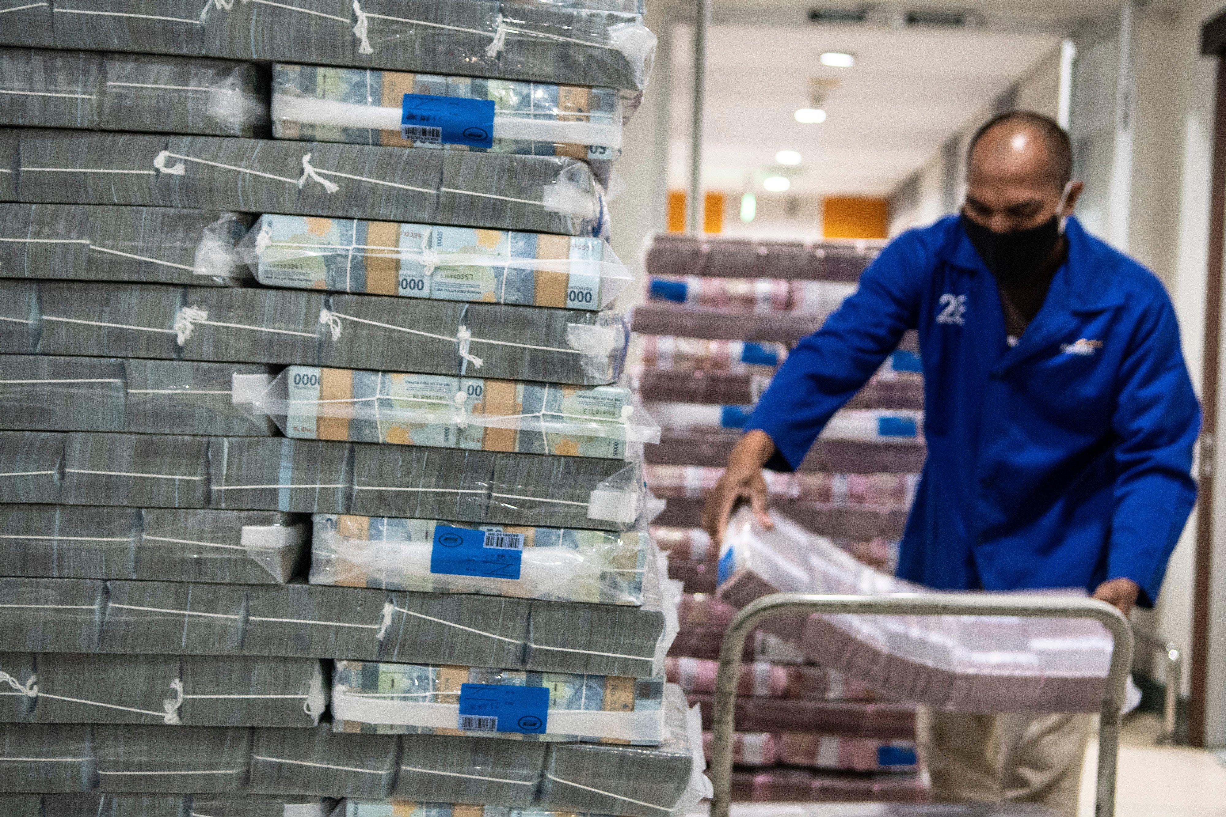 Petugas menyimpan uang dalam brankas. BI catat pertumbuhan uang beredar pada April 2023