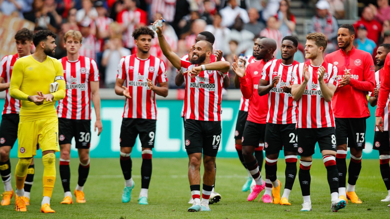 Para pemain Brentford menyapa para pendukung mereka usai menang atas West Ham United di laga Liga Primer Inggris.