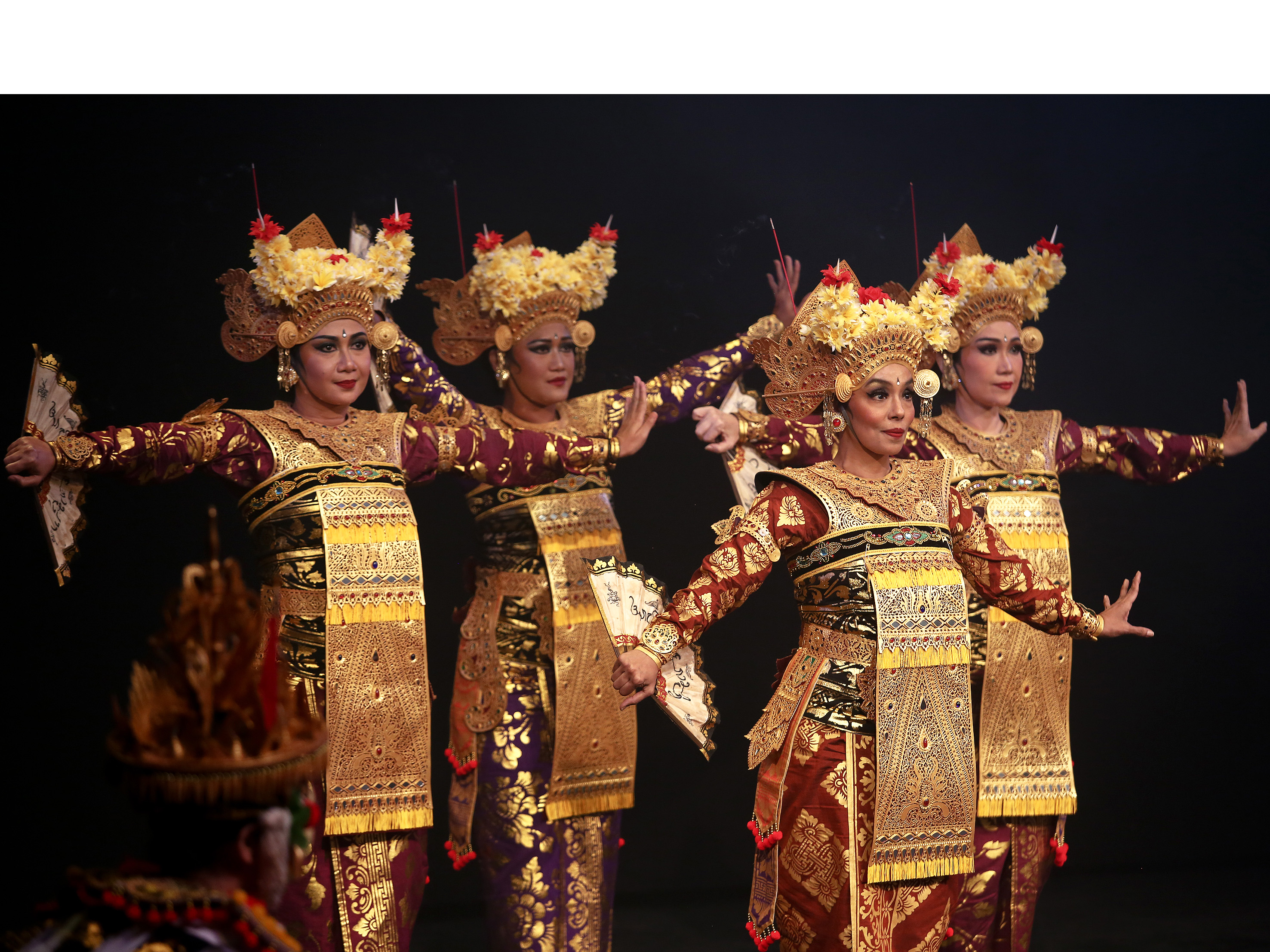 Adegan kehadiran empat dewa, dalam Palegongan Smara Dahana oleh komunitas tari AyuBulan, di Teater Blackbox Salihara, Jakarta, Sabtu (6/5). 