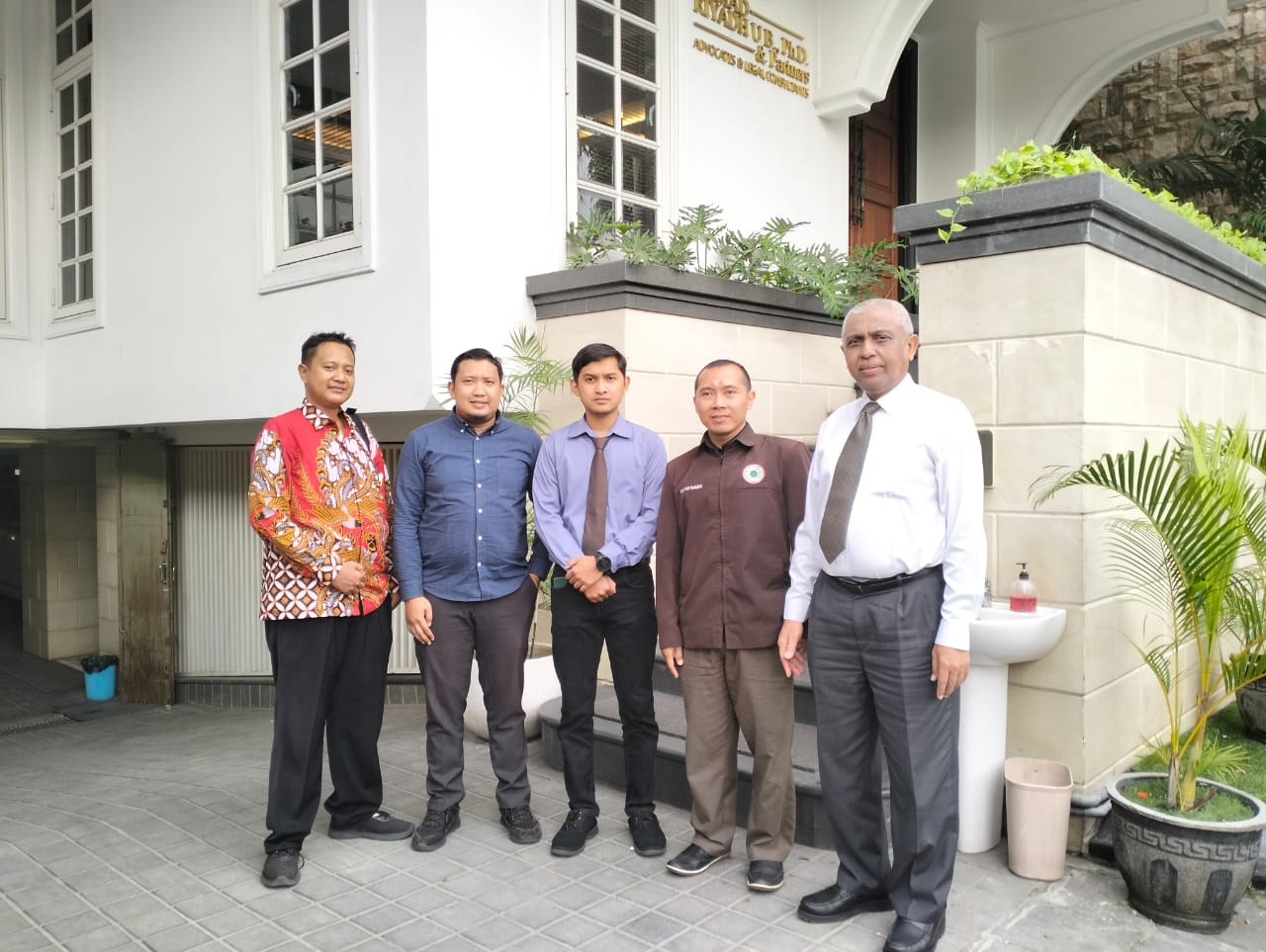 Majelis Hukum dan Hak Asasi Manusia Muhammadiyah Jawa Timur (MHH PMW Jatim) menyiapkan rapat kerja.