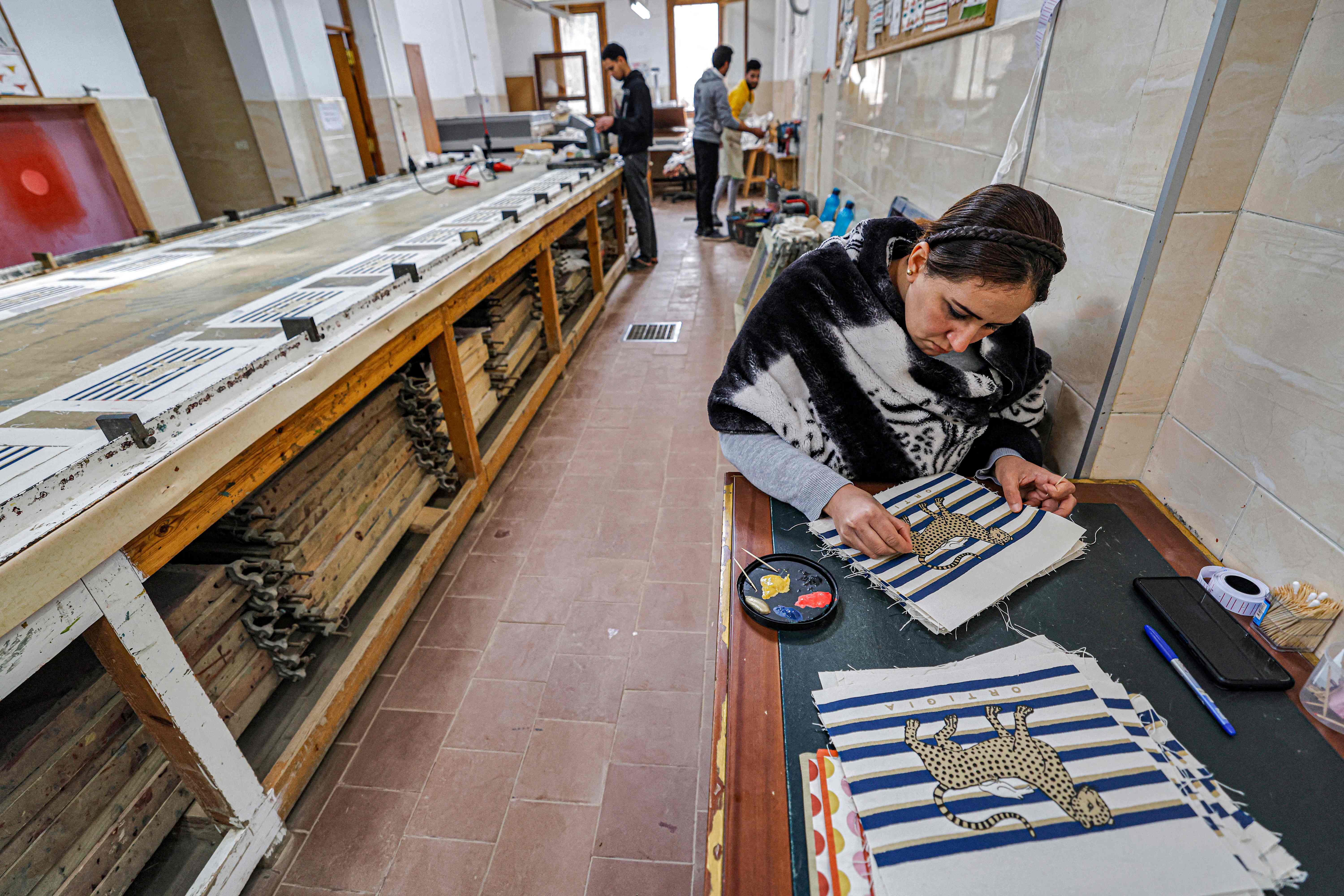 Para pekerja di pabrik tekstil di Mesir