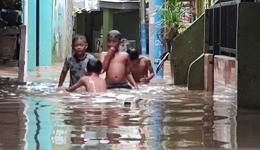 Anak bermain air di permukiman warga yang terendam banjir di Kebon Pala, Kelurahan Kampung Melayu, Kecamatan Jatinegara, Jaktim, Kamis (4/5)