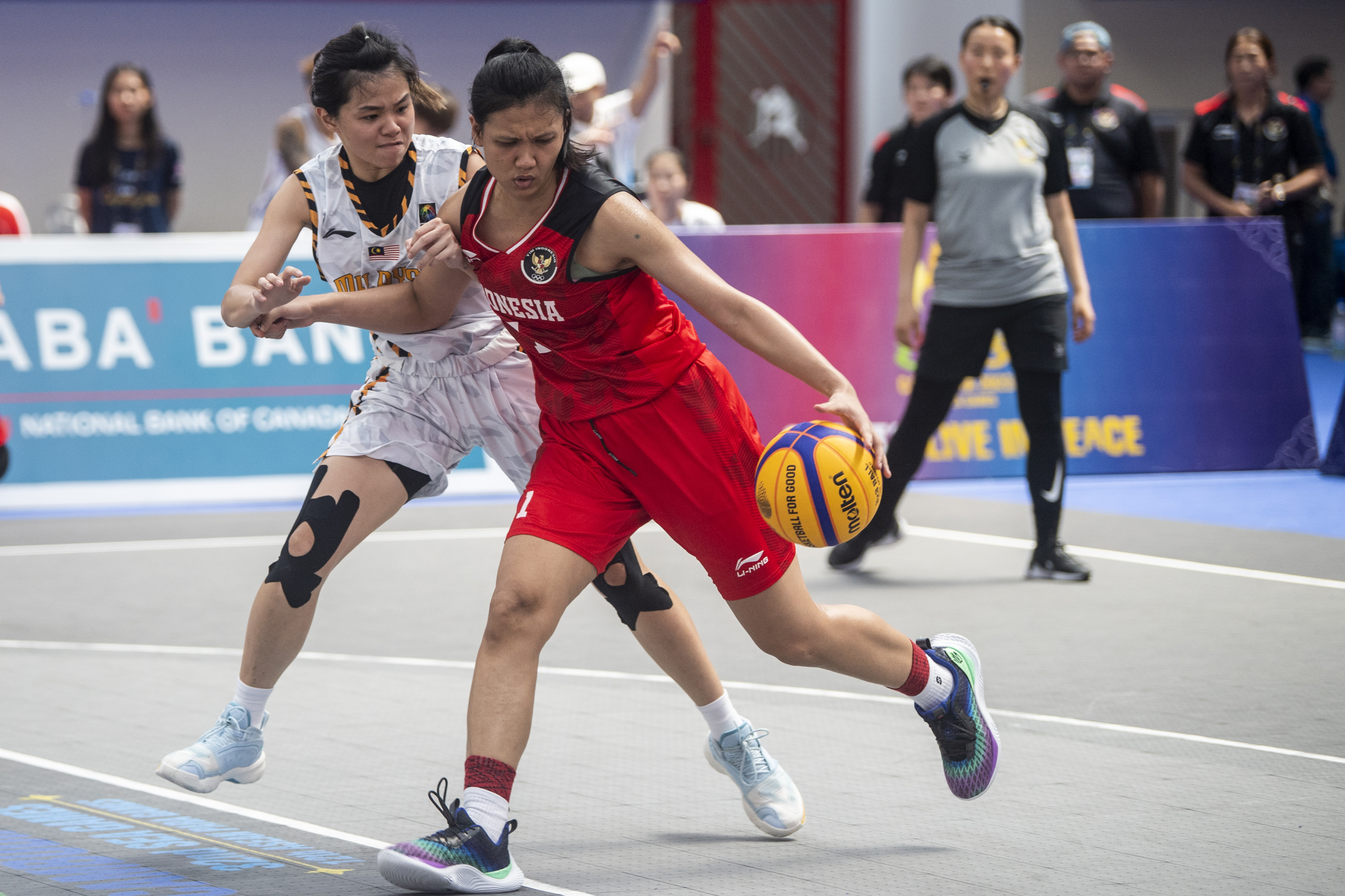 Pebasket 3x3 putri Indonesia Dyah Lestari (kanan).
