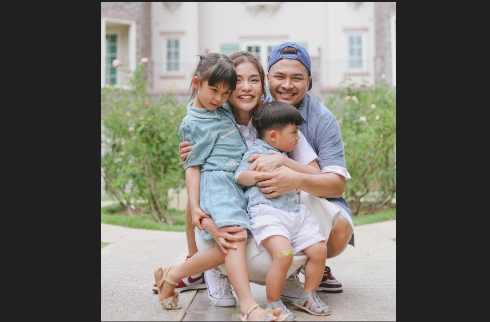 Keluarga selebritas Chelsea Olivia, Glenn Alinskie, dan kedua anak mereka.