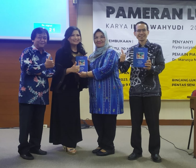 Ibnu Wahyudi dan Fryda Lucyana (dua dari kiri) di acara peluncuran buku antologi puisi Pulang Terbilang Sesaat.