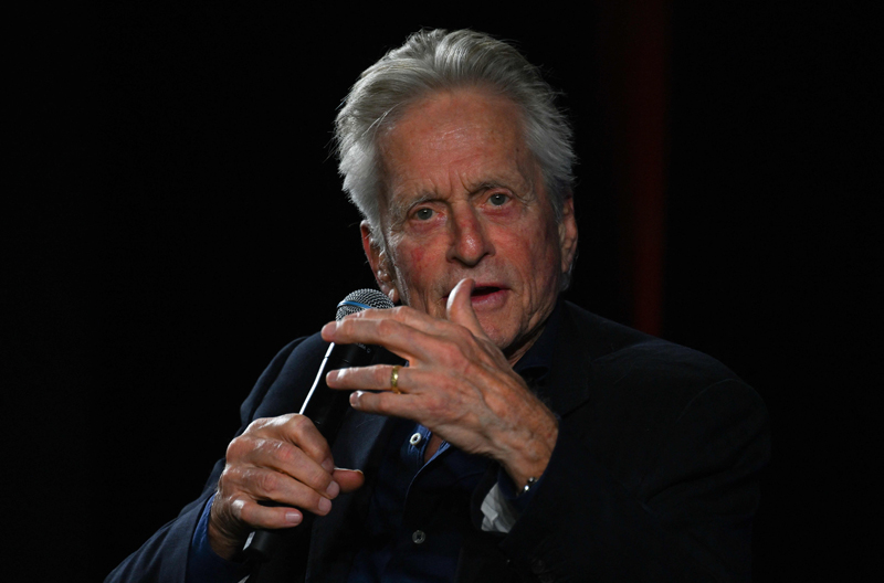 Michael Douglas menilai media sosial dinilai telah merusak privasi setiap orang di dunia.
