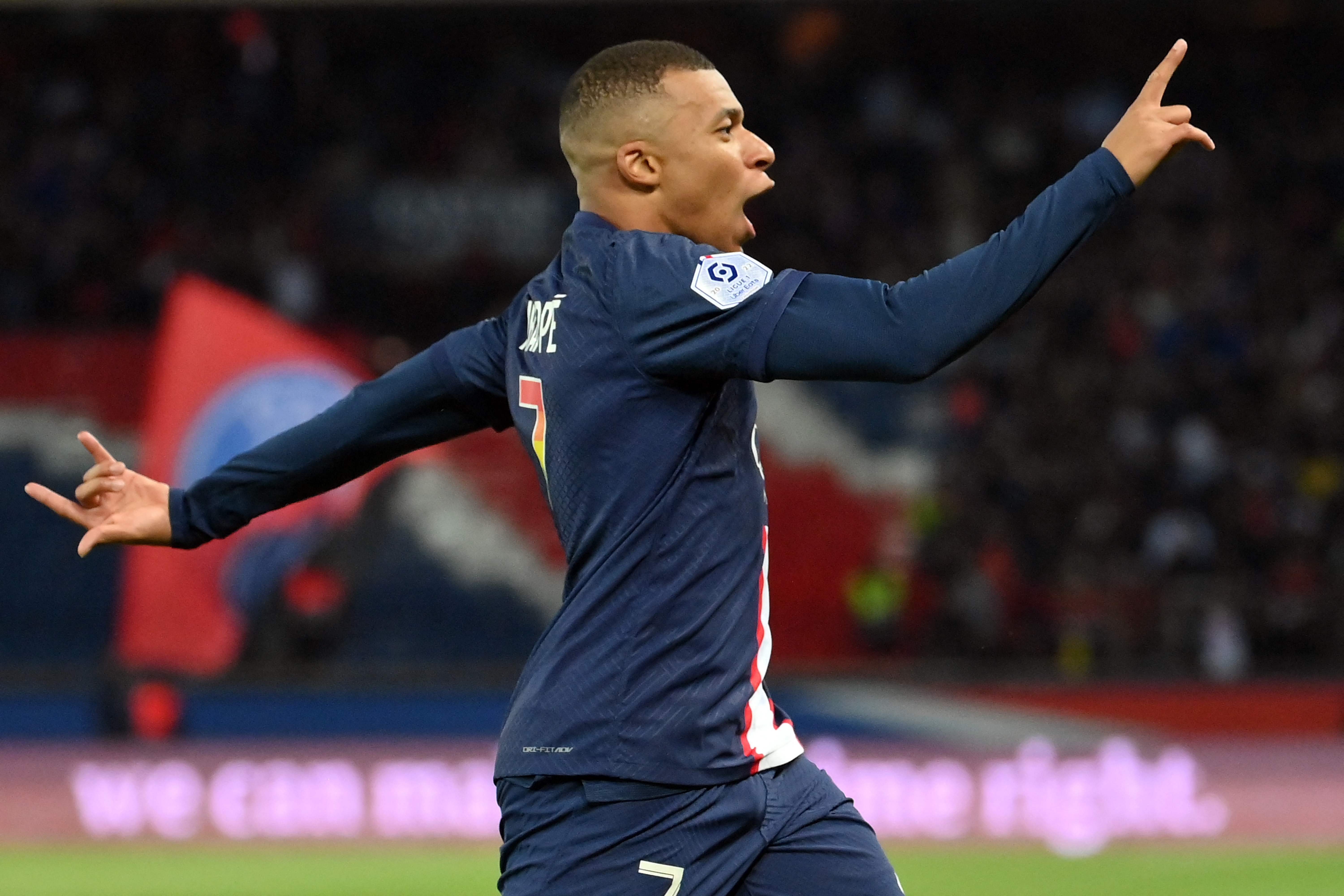 Pemain PSG Kylian Mbappe menyumbang dua gol pada laga melawan Ajaccio, Sabtu (13/5).