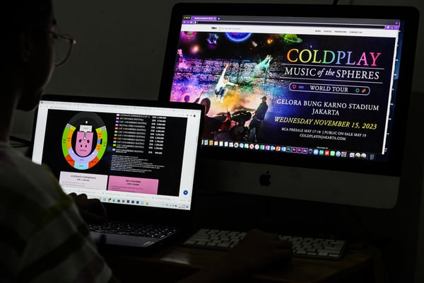 Perburuan tiker konser Coldplay di Jakarta.