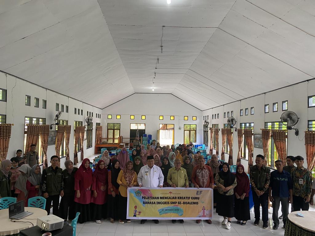 Bupati Kabupaten Boalemo Dr. Hendriwan, M.Si berpose bersama peserta Pelatihan Mengajar Kreatif Guru Bahasa Inggris SMP se-Boalemo.