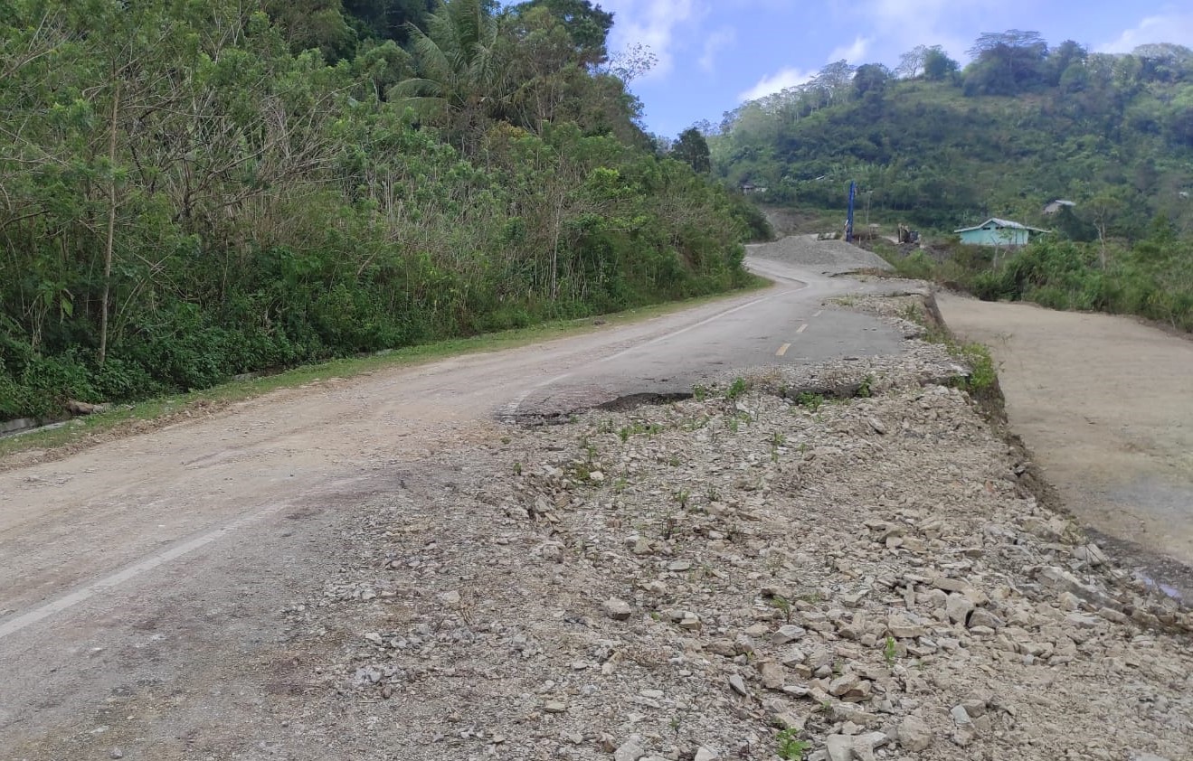 Jalan Sabuk Merah di Perbatasan RI-Timor Leste terlihat rusak di sejumlah titik, Sabtu (27/5). 