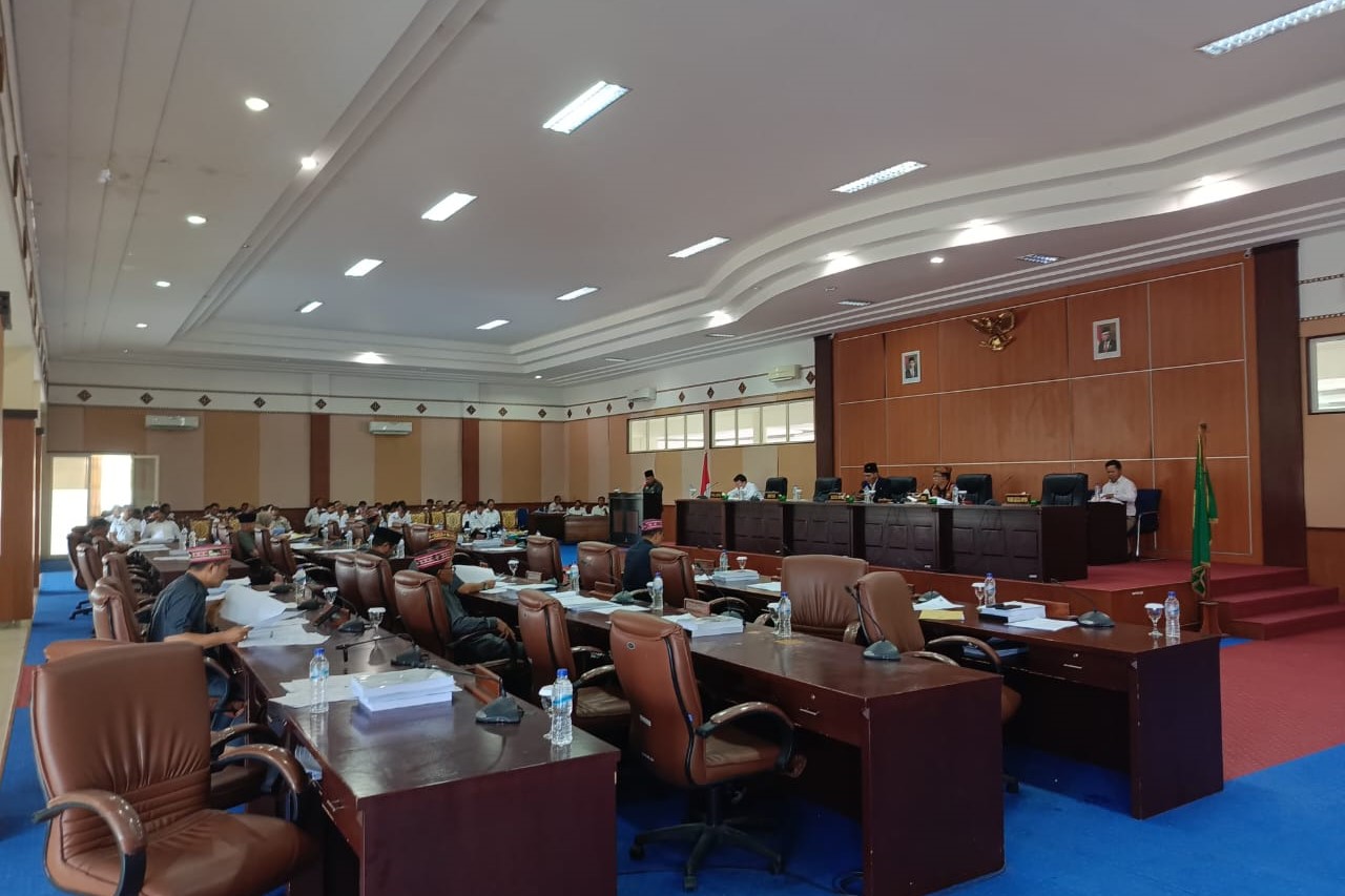 Sidang Paripurna DPRD Manggarai Barat Didominasi Kursi Kosong