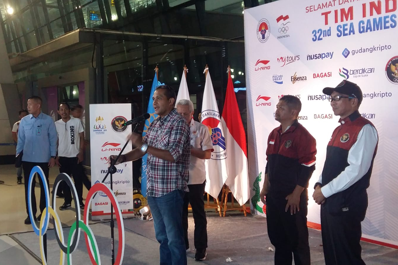 Ketua Umum Pelti Edward Omar Sharif Hiariej memberi sambutan saat menjemput timnas tenis Indonesia di Bandara Soekarno-Hatta.