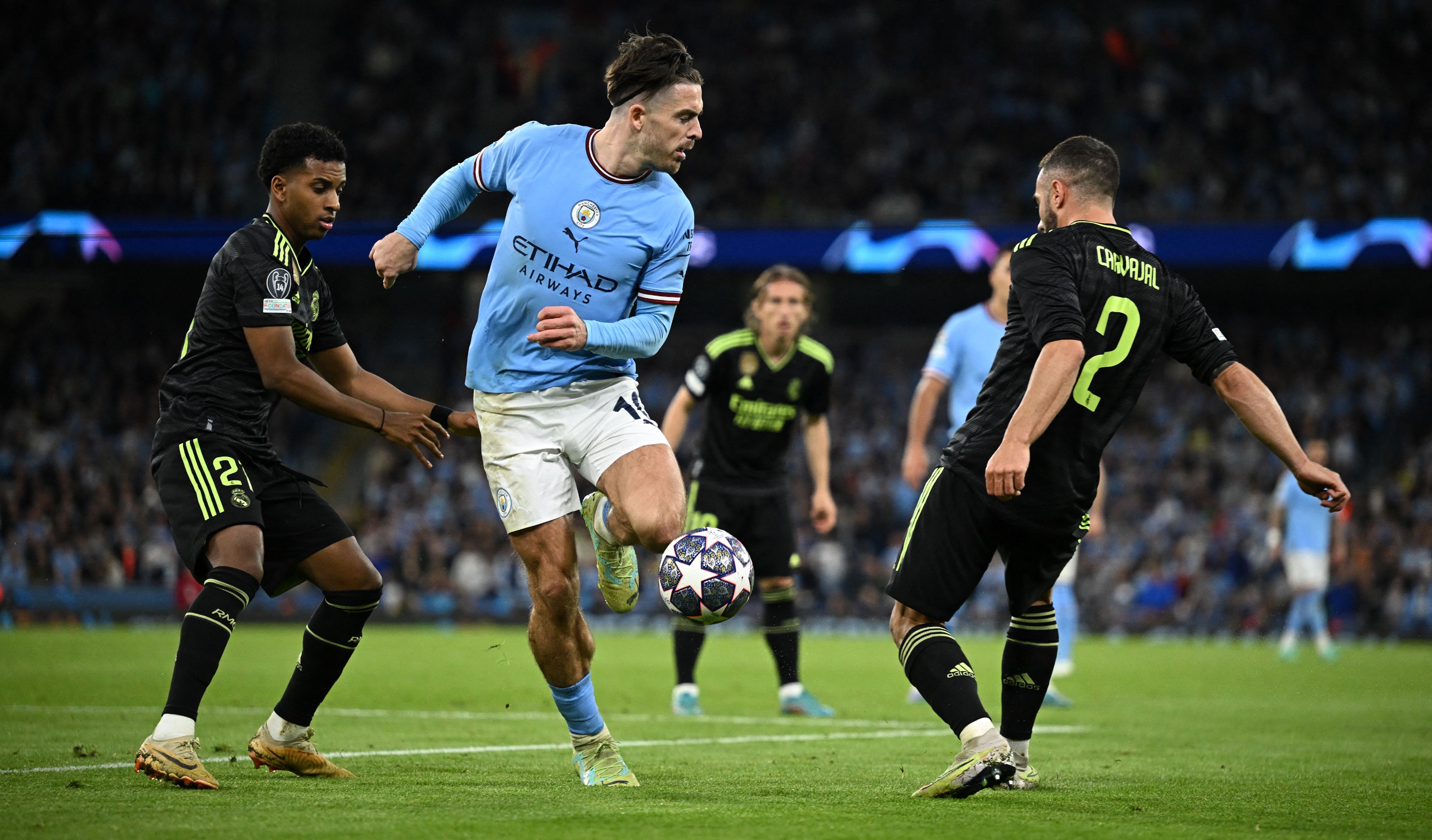Gelandang Manchester City Jack Grealish (tengah) di laga leg kedua semifinal Liga Champions melawan Real Madrid.