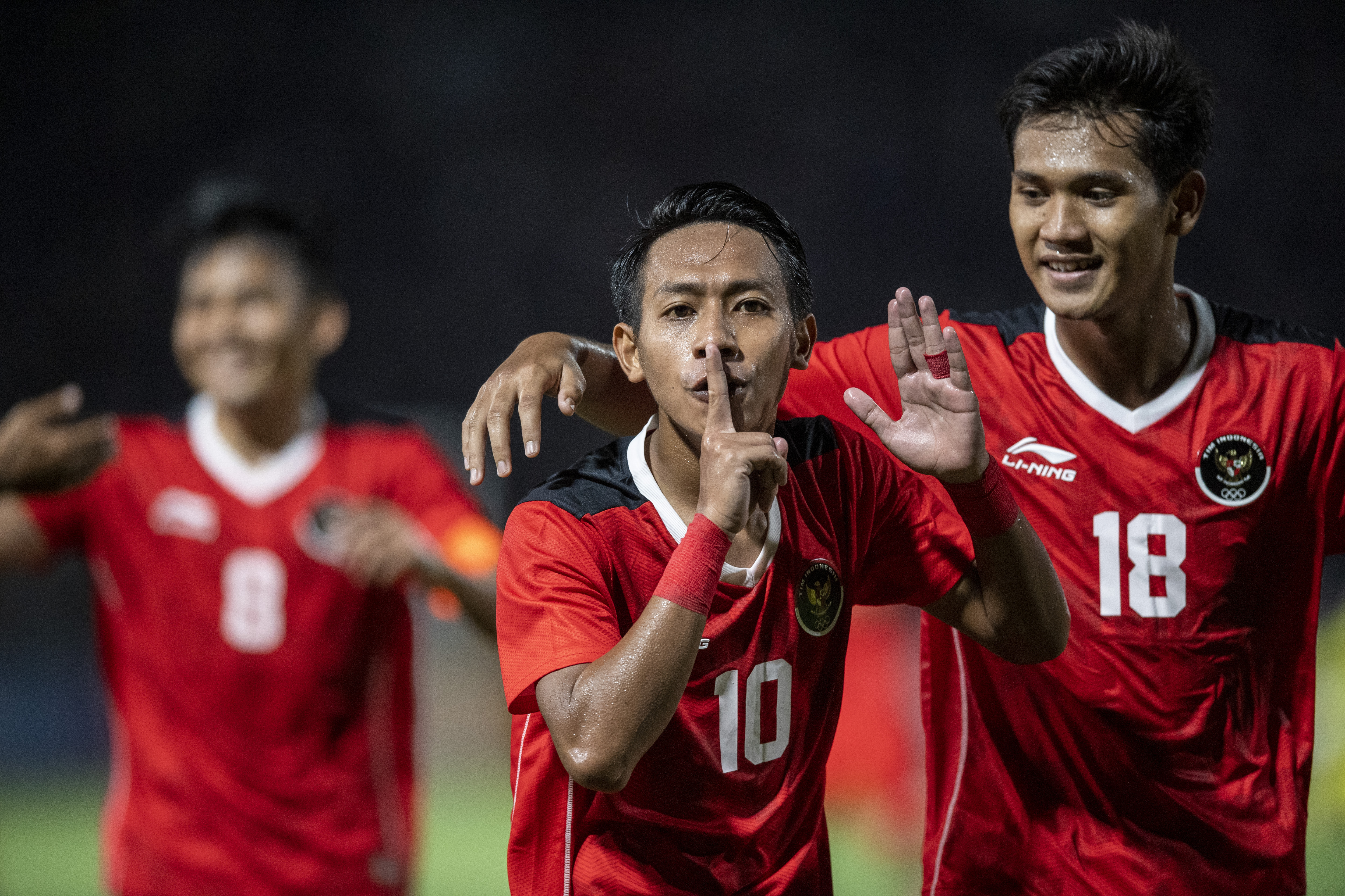 Pesepak bola Timnas Indonesia U-22 Beckham Putra N (kiri) dan Titan Agung Bagus (kanan) merayakan gol ke gawang Timnas Kamboja