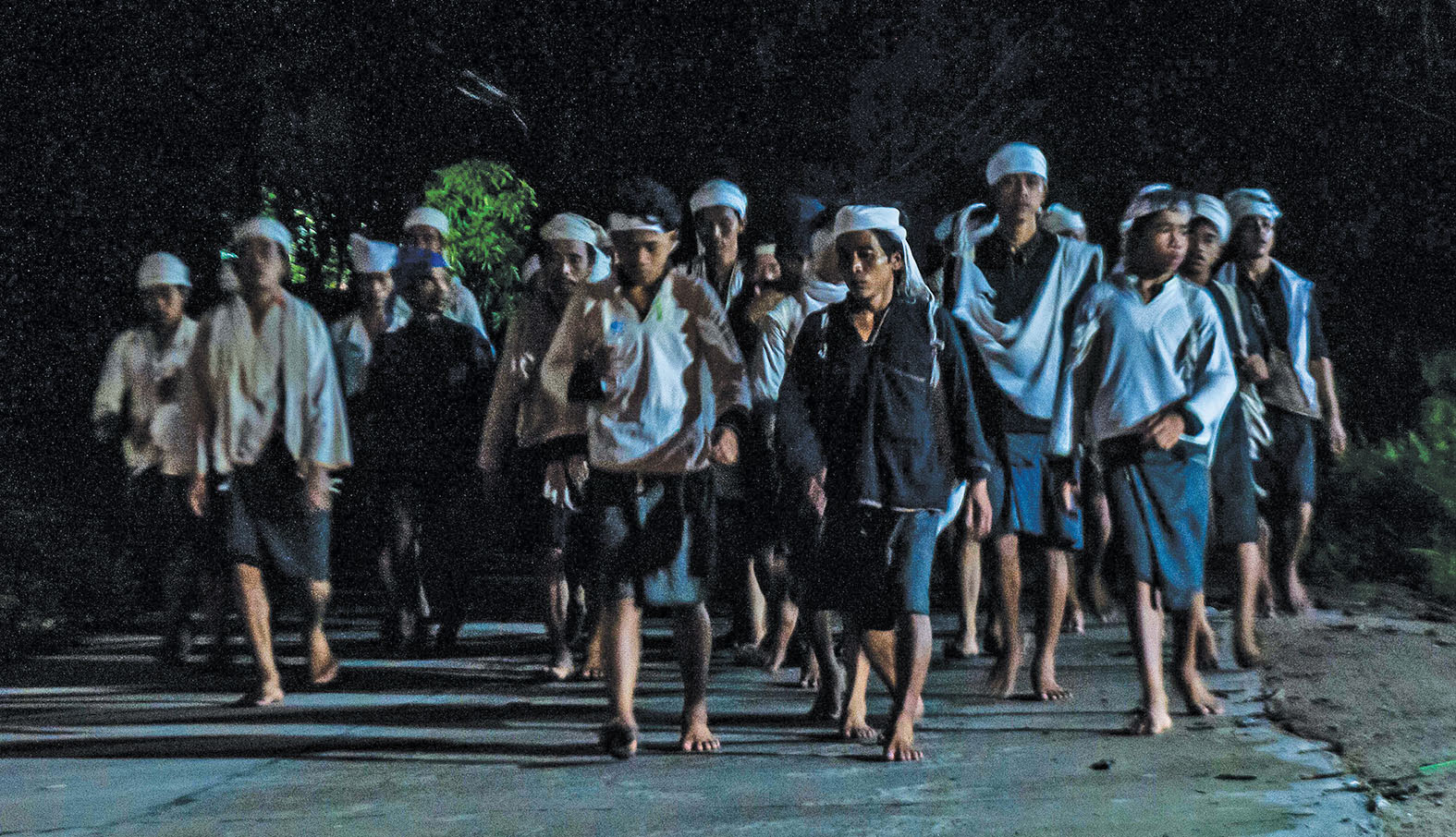 RITUAL SEBA BADUI: Warga suku Badui Dalam berjalan menuju Kota Serang di Cibadak, Lebak, Banten, Sabtu (29/4) dini hari.
